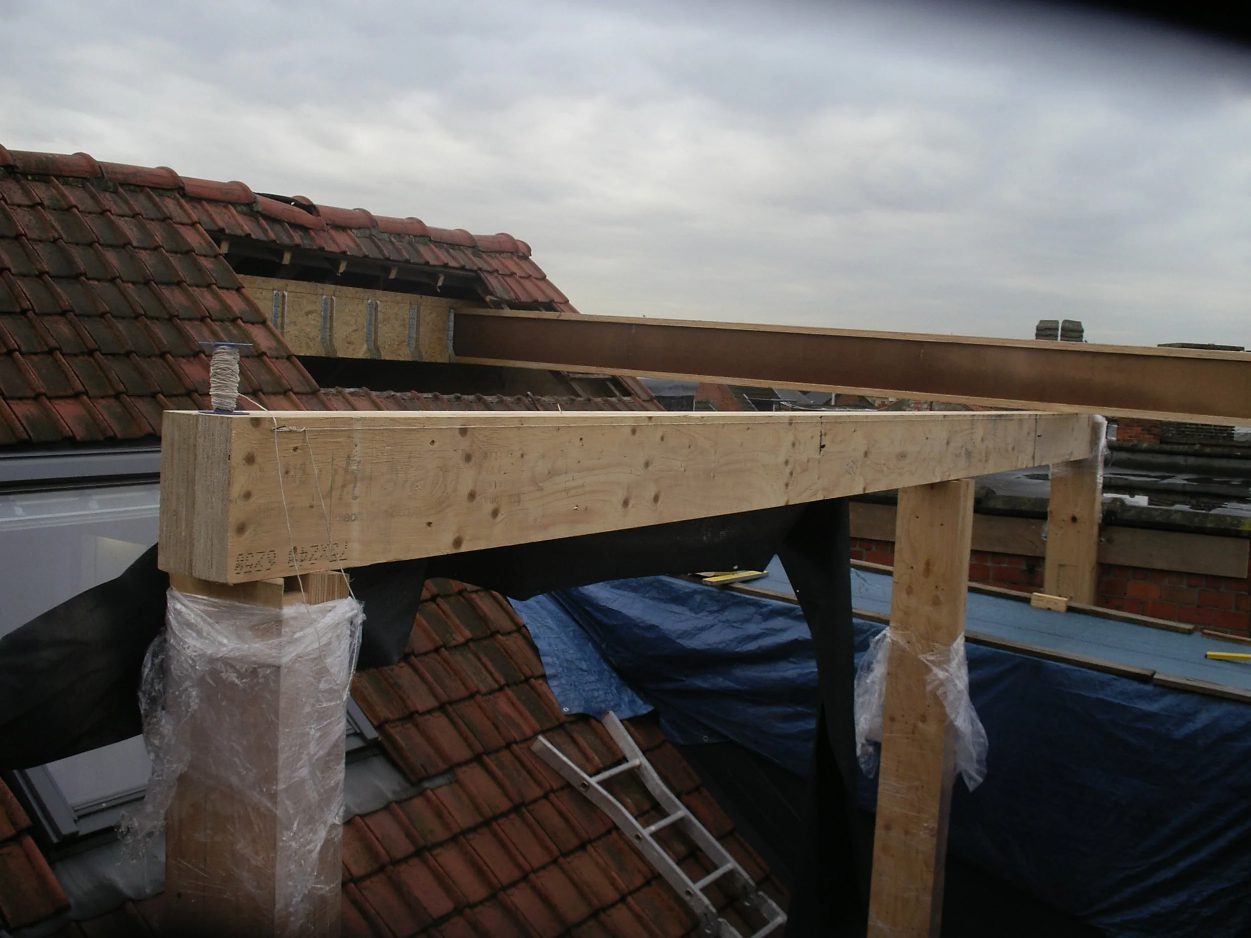 Dag 1: openen bestaande dakstructuur. Voorafgaandelijk werden nieuwe draagstructuren voorbereid 