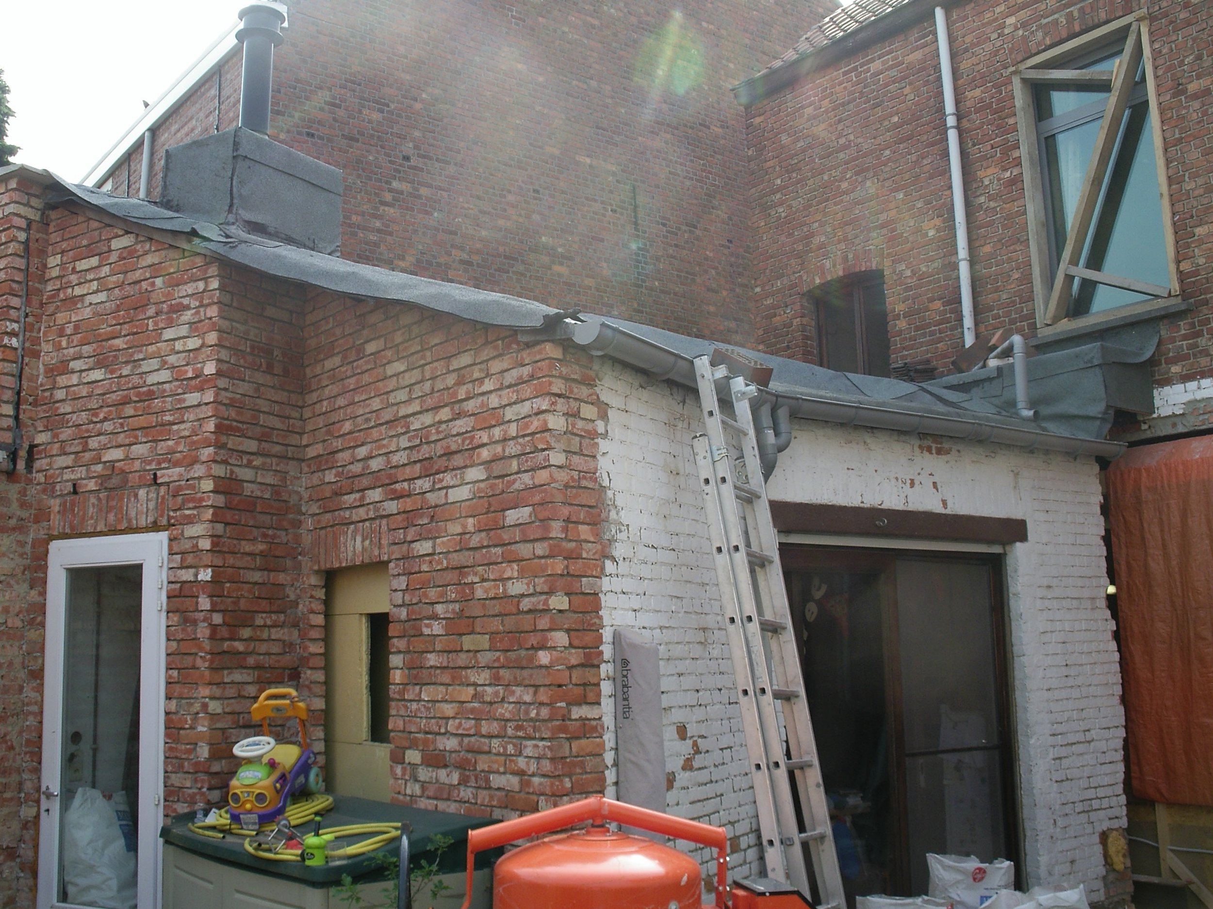 Afbraak oude achterbouw. Bouwheer heeft zelf bruikbare stenen gekuist