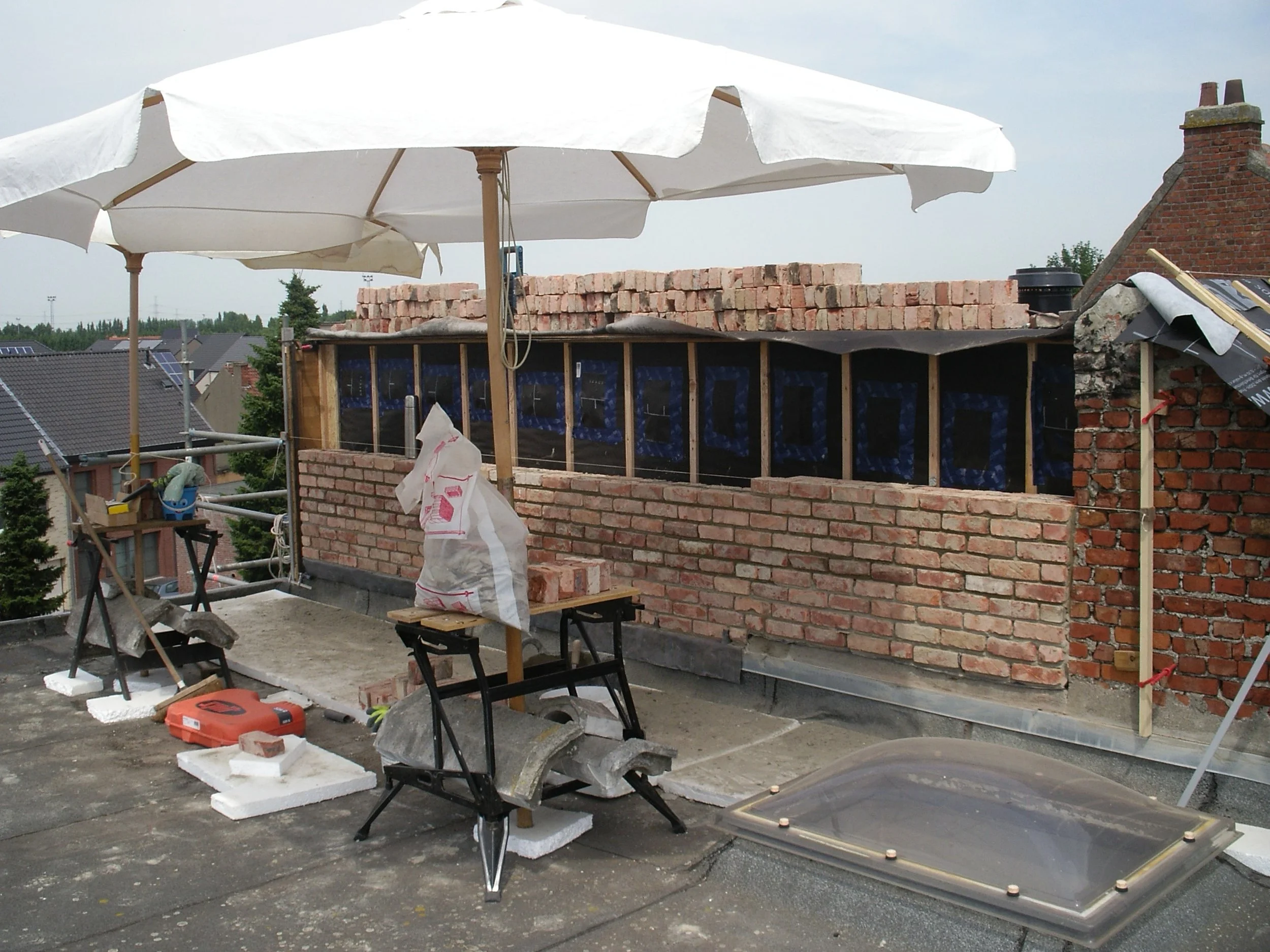 Herbruik van gekuiste gevelsteen (op een warme zomerdag)