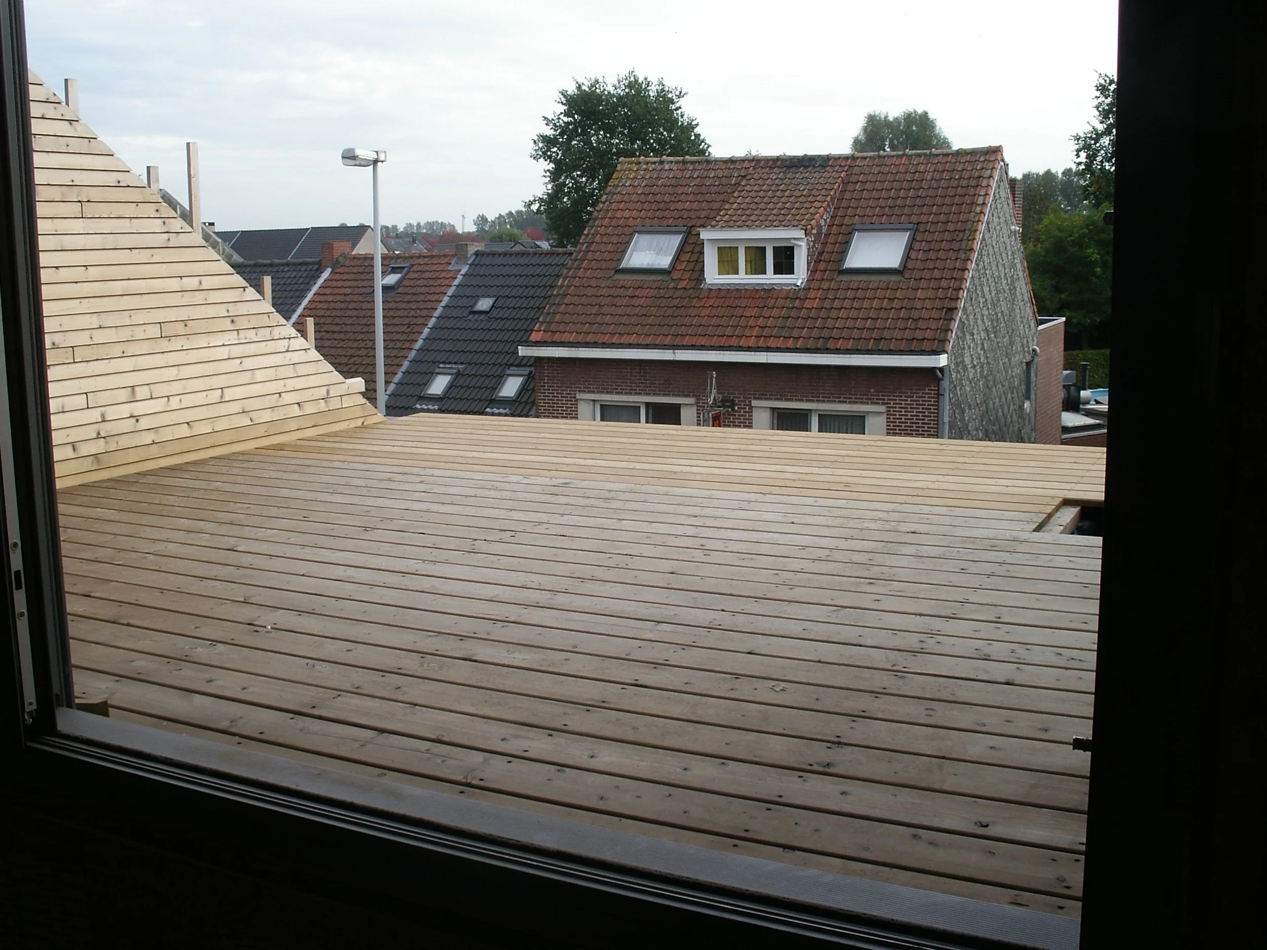 Beplanking en draagstructuur zijn uitgevoerd in verduurzaamd naaldhout volgens thermisch kook/ droog procedé. 
Uiteraard is alles FSC gelabeld.