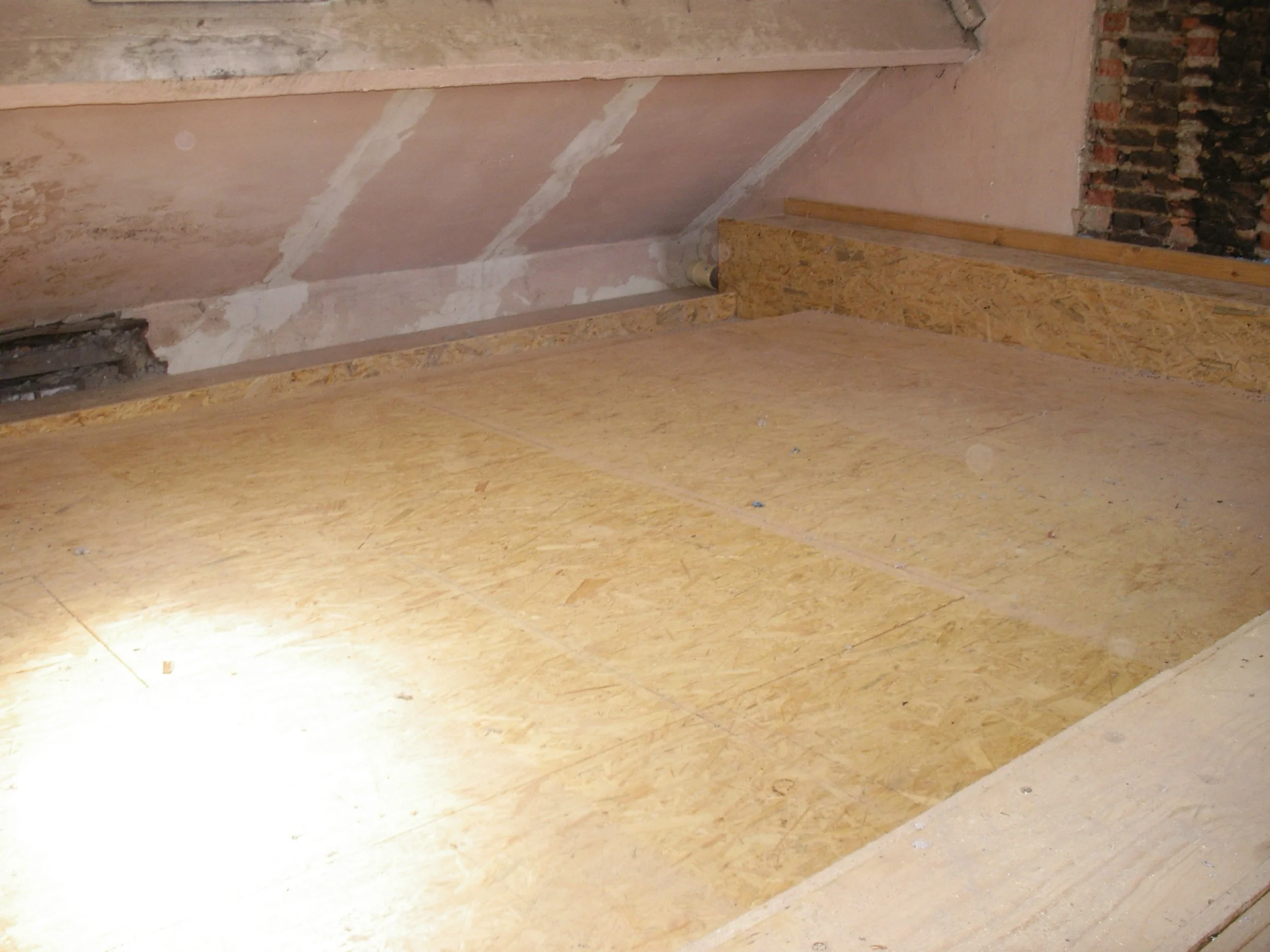 Om vervolgens de nieuwe osb-beplating aan te brengen. 
Resultaat: een vloer waarop knikkers stil blijven liggen