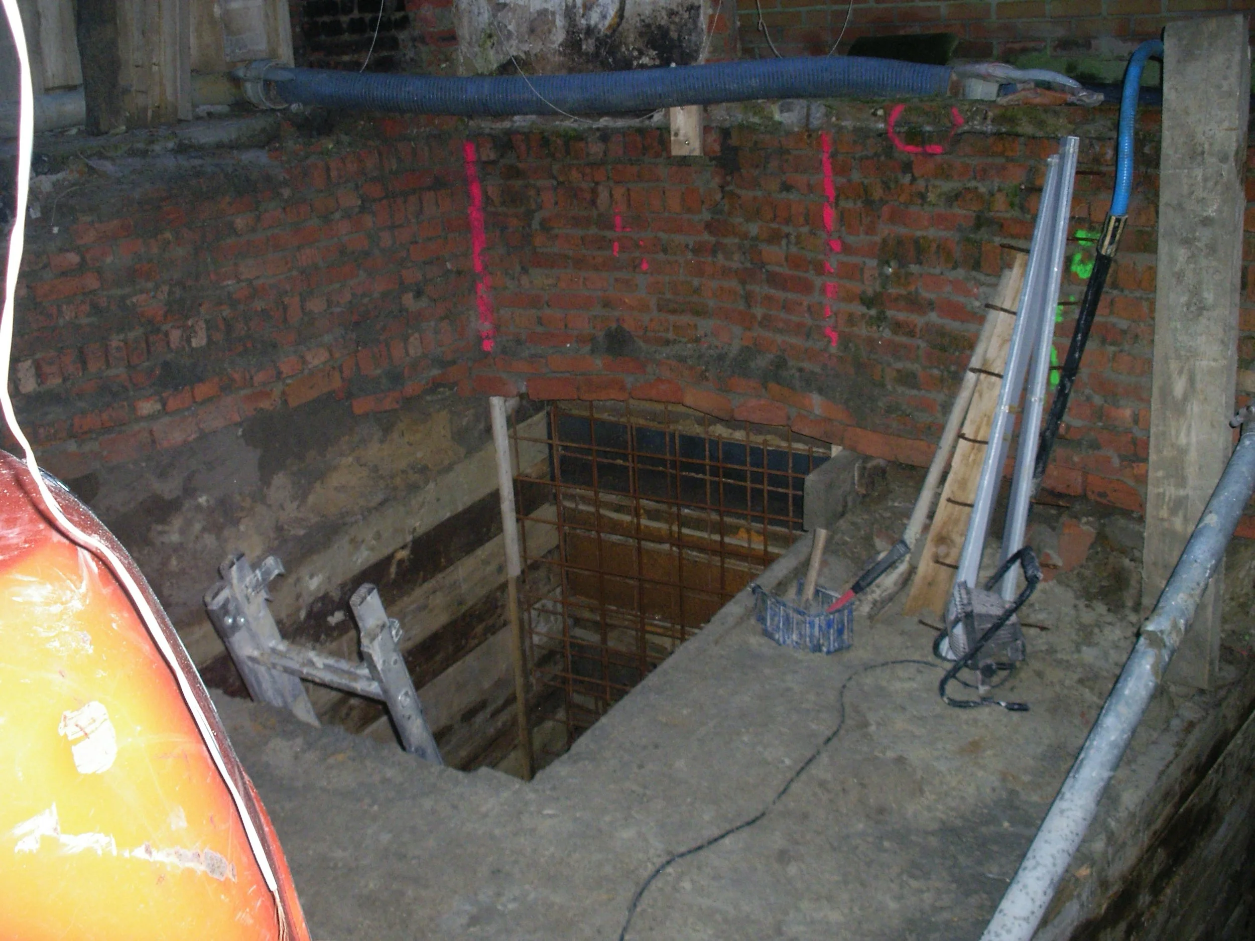 Onderschoeiïng is het verdiepen van bestaande funderingen.