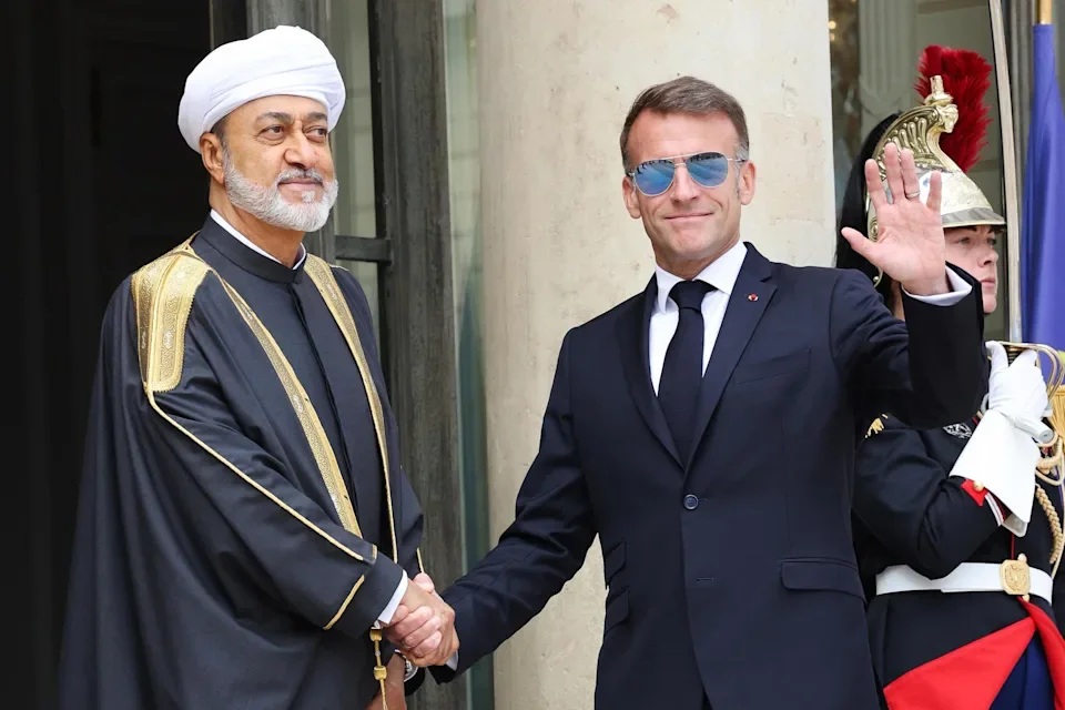Pourquoi Emmanuel Macron porte-t-il des lunettes aviateur ? La réponse en sémiologie