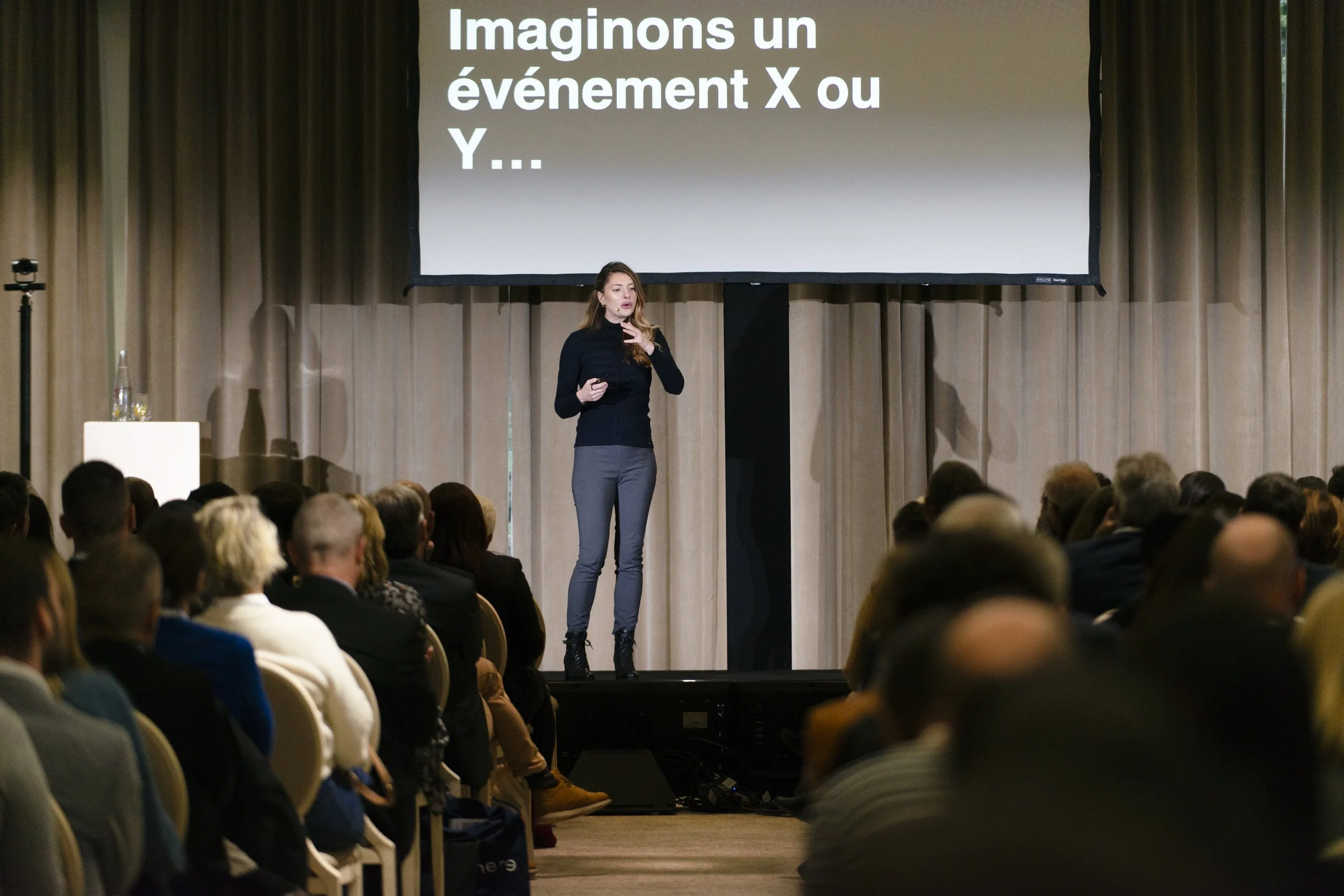 Élodie Mielczareck lors d’une conférence en entreprise sur la communication non verbale.