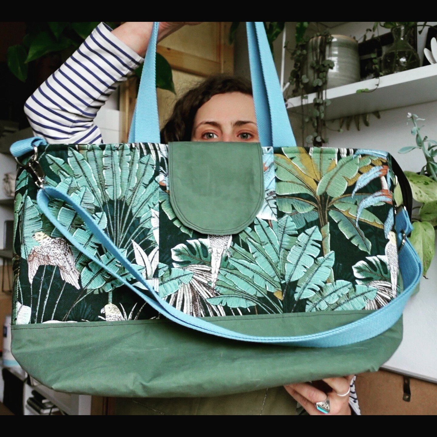 Super happy with this #explorertote by @noodlehead531 made for one of my oldest friends @gewoon.lil Since she likes birds, I went out of my way to hunt down bird themes fabrics. Harder than one would think ;) For more details, you can head over to ep