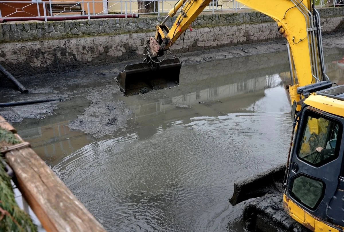 Cleaning sludge from a drainage ditch