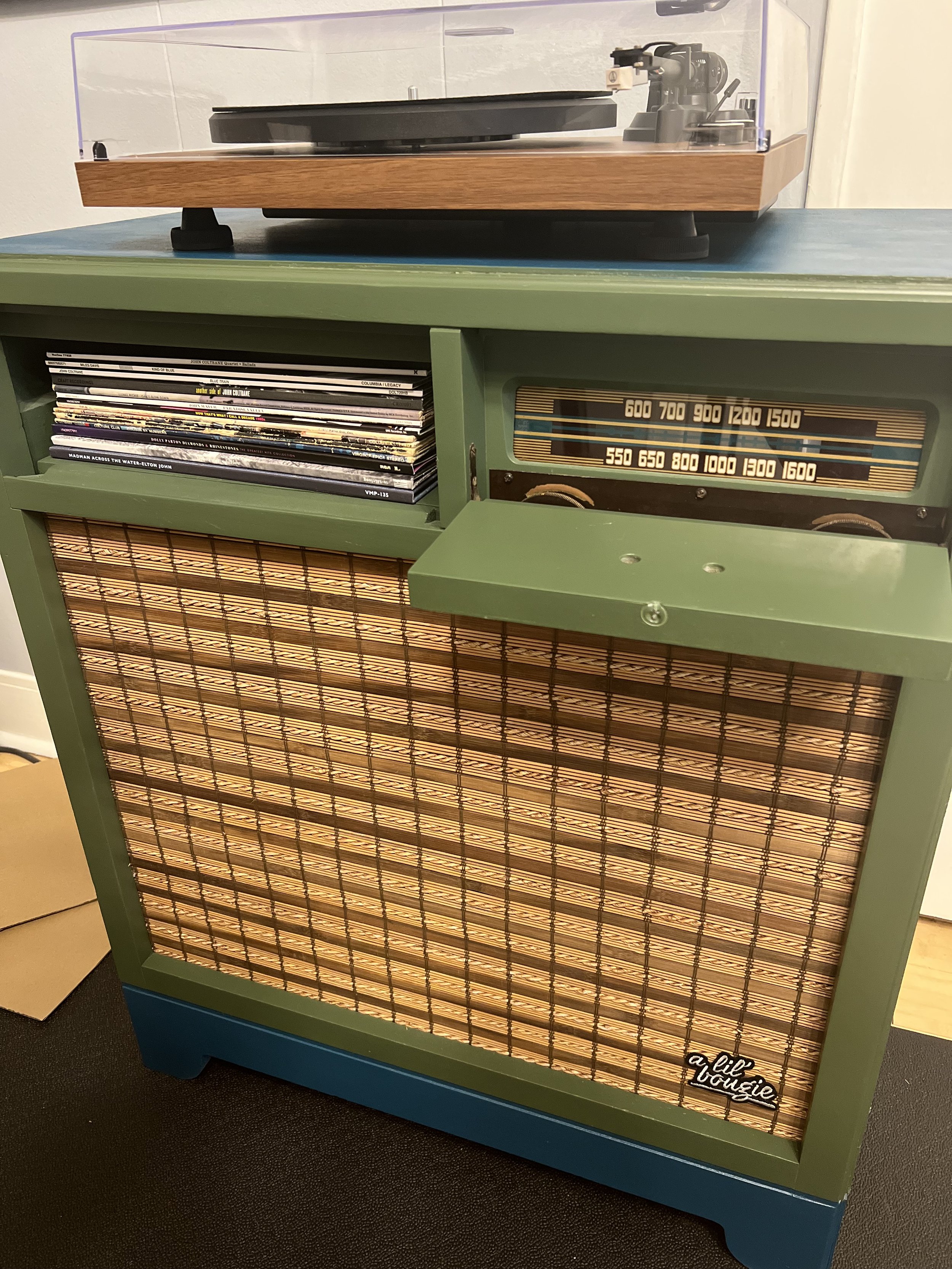 A Lil Bougie Record Player