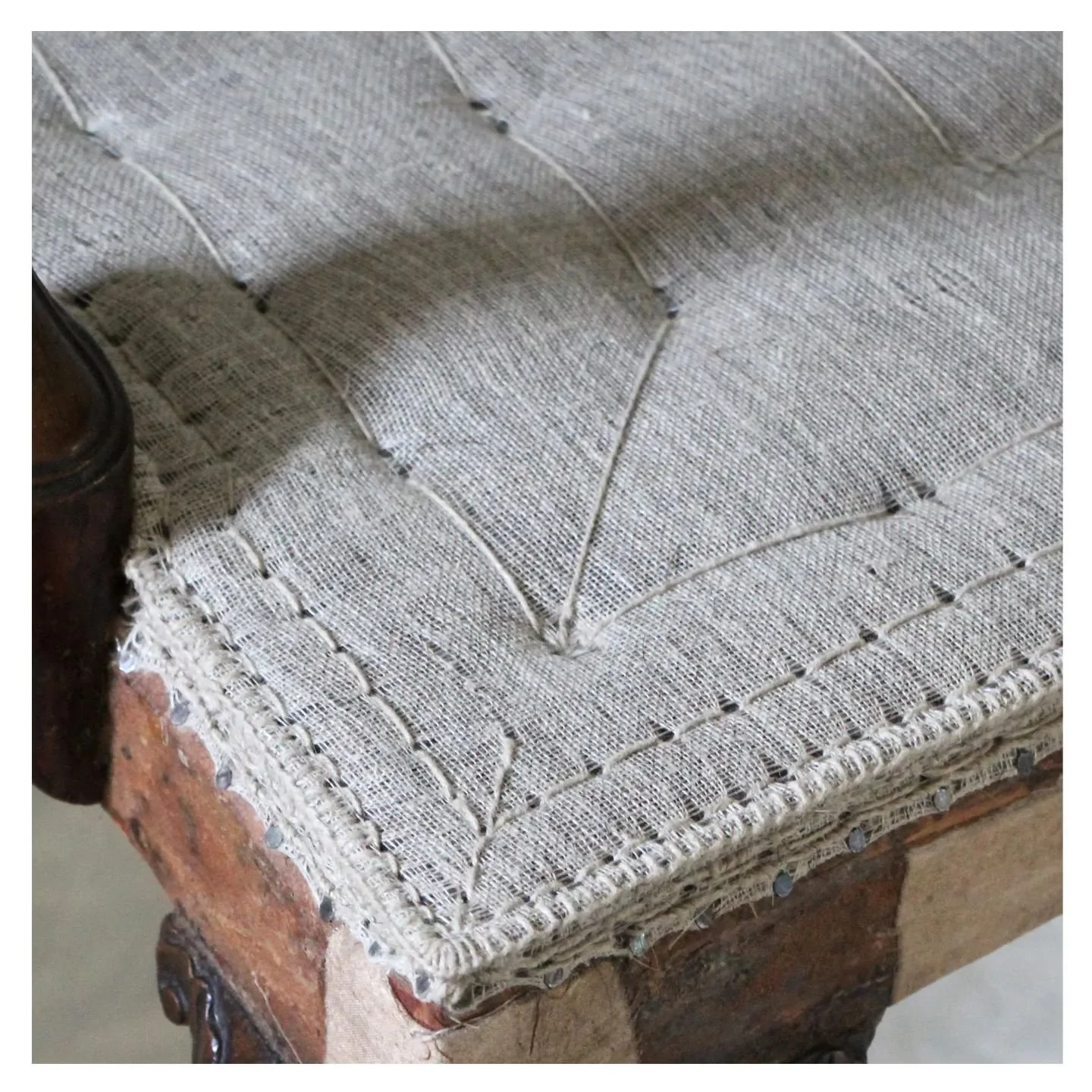 One very sharp stitched edge 🪡
.
.
.
.
.
.
#traditionalupholstery #englishantique #horsehair #linen #18thcentury #crafstmanship #upholsterynyc