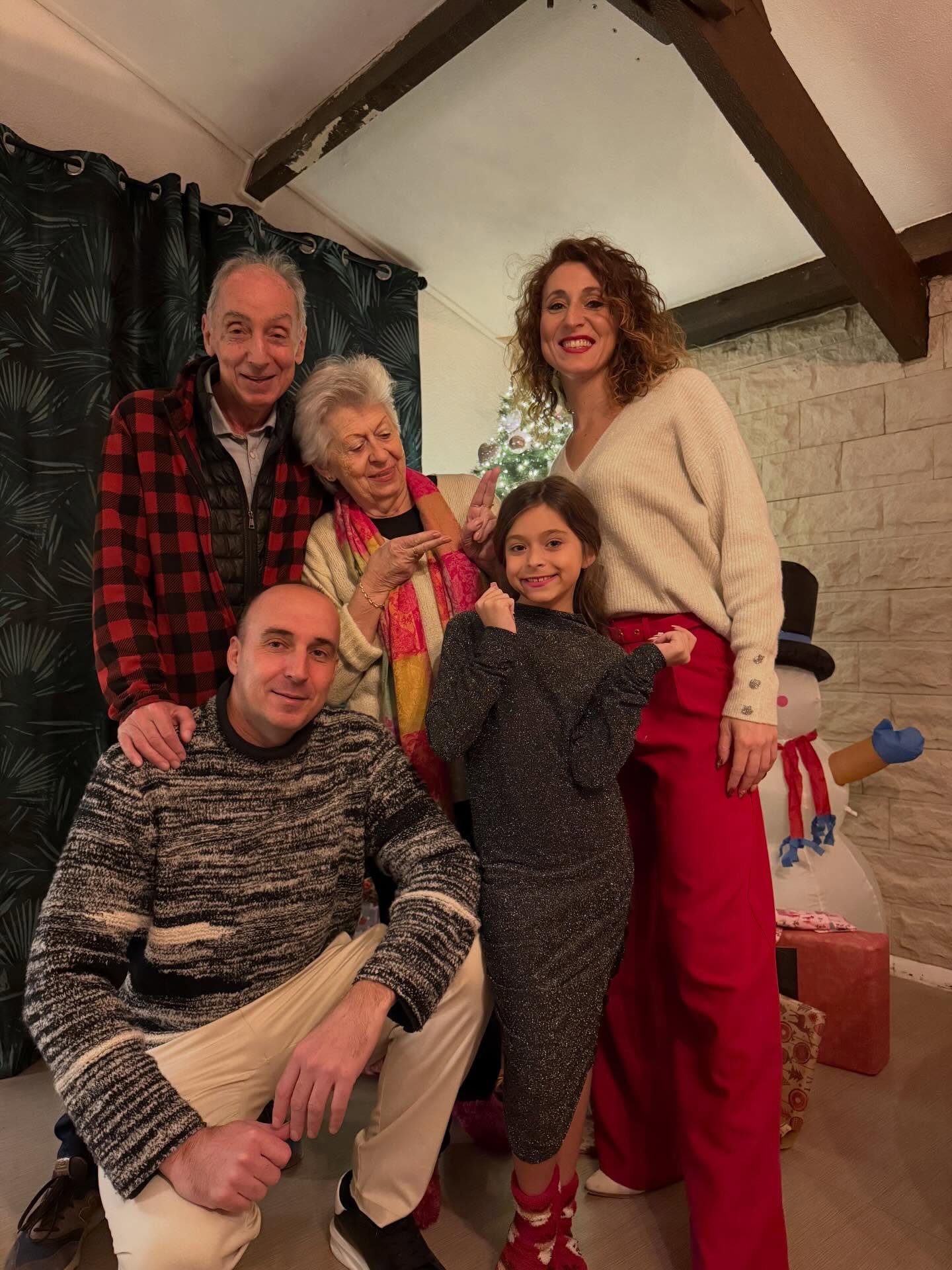 No&euml;l et sa magie 🎄❤️
Quelques photos de ce No&euml;l magique en famille , les seules que j&rsquo;ai car le besoin de ne pas &ecirc;tre trop sur le t&eacute;l&eacute;phone pour &ecirc;tre pleinement dans le moment pr&eacute;sent .

J&rsquo;esp&e