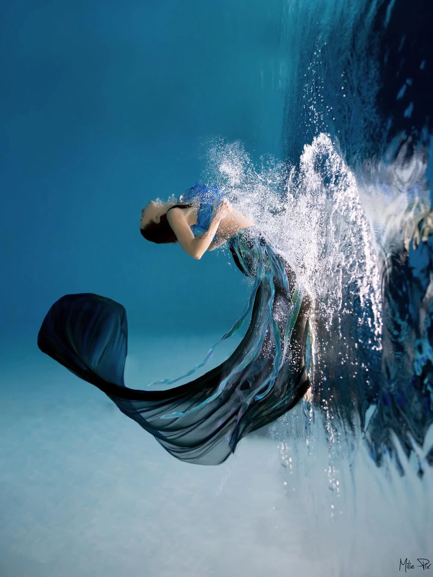 1 , 2 ou 3 ? Vous pr&eacute;f&eacute;rez dans quel sens ? 

Quand deux passions se rencontrent sous l&rsquo;eau&hellip;

Avec &Eacute;milie @miliepixphotographe photographe subaquatique, on a voulu fusionner nos univers.
Elle, sa passion pour la phot