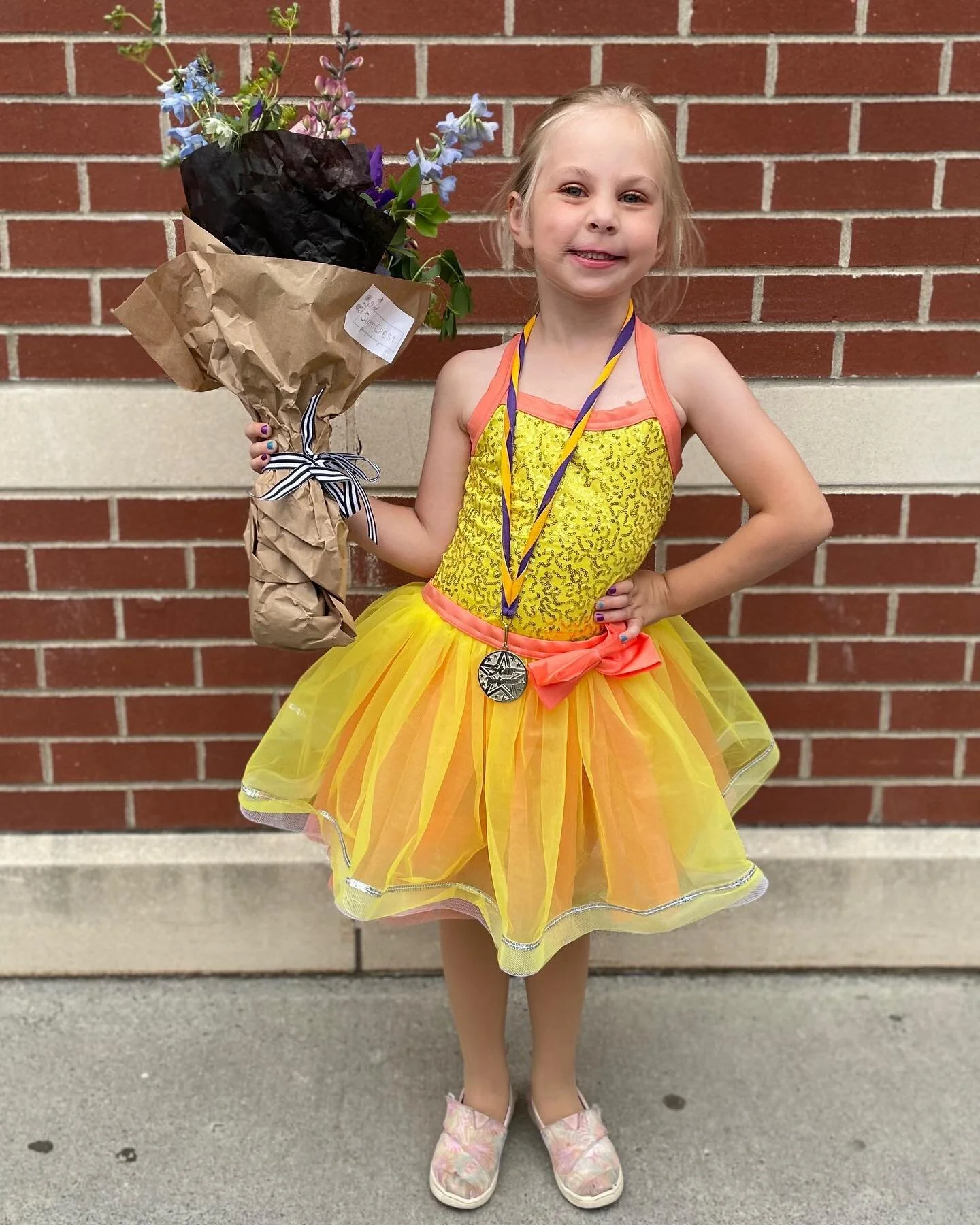 This little sweetie pie LOVES to dance to the Bear Hunt song. She also loves to play freeze dance with her friends! Very beautiful moments were captured with her shining “Star Performer” medal! ππ
#dance #hudsonny #hudson #summerdance