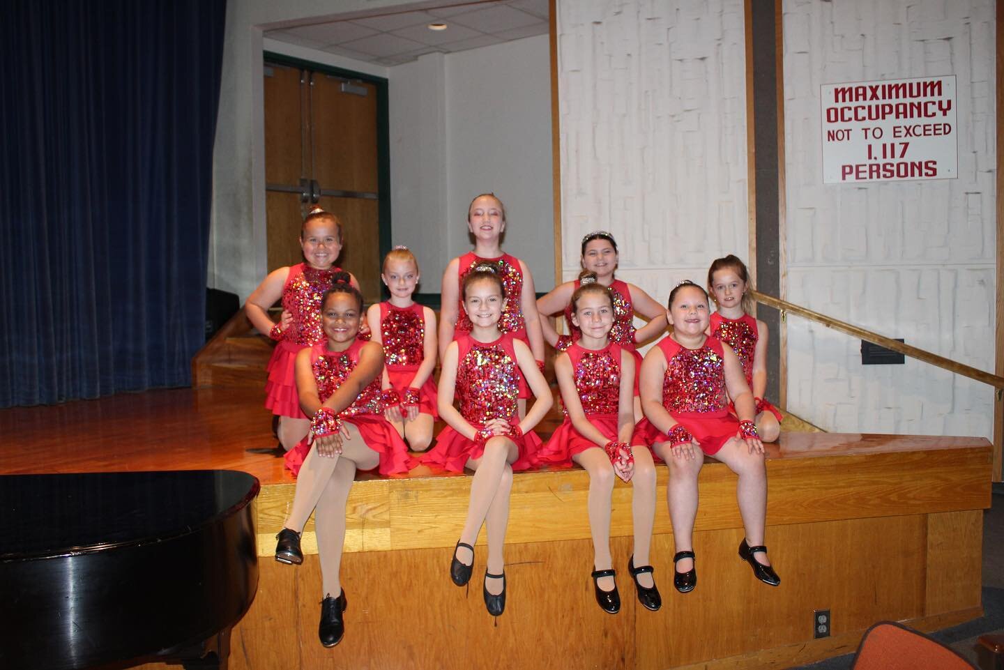 Swipe ⬅️ for some action shots! This lovely group performed three dances in our show this year!! One tap dance, one ballet dance, and one jazz dance. They loved being on the stage and their huge smiles prove it. ❤️💃🕺

#dance #rozsdanceworks #dancin