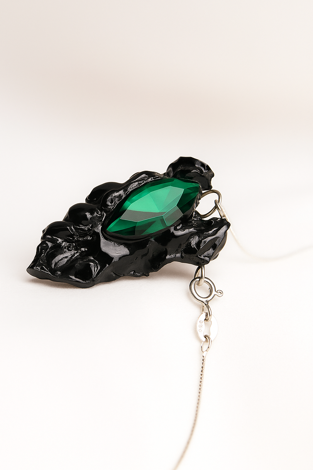 20250723_1330_Emerald Pendant Elegance_remix_01k0w58yhzfwgtmh2mjr1r823w.png
