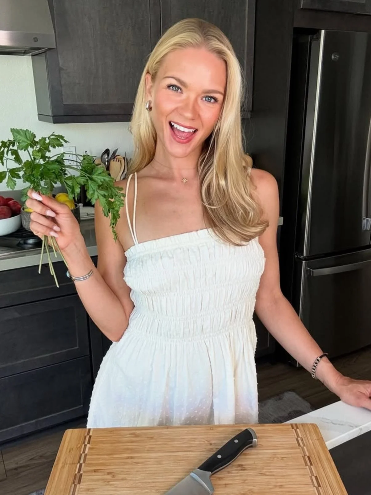 A blonde bombshell enters the kitchen 👱&zwj;♀️✨🥬🥗

Color by @roxycoberlyhair 

#shadeseq #redken #redkenpro #cutlersalon #wehohair #lahair #blondehair #newlook #hairbrained #highlights 

@redkenpro @redken