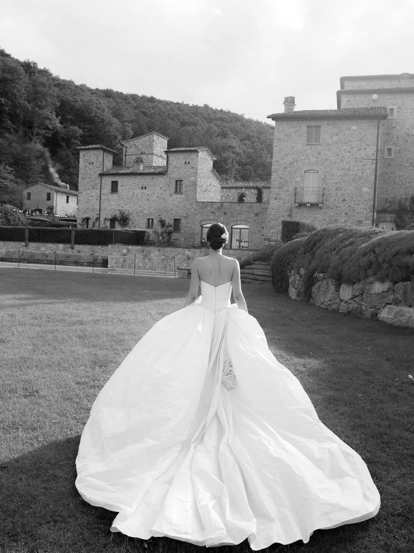 ✨Jackie &amp; Camden&rsquo;s wedding in Umbria was straight out of an Italian fairytale. 

Photography &amp; Videography: @manisolwedding
Wedding planner: @italianlaceevents
Venue: @spao.it
Wedding rings: @jamesallenrings
Floral design: @thegirlsinth