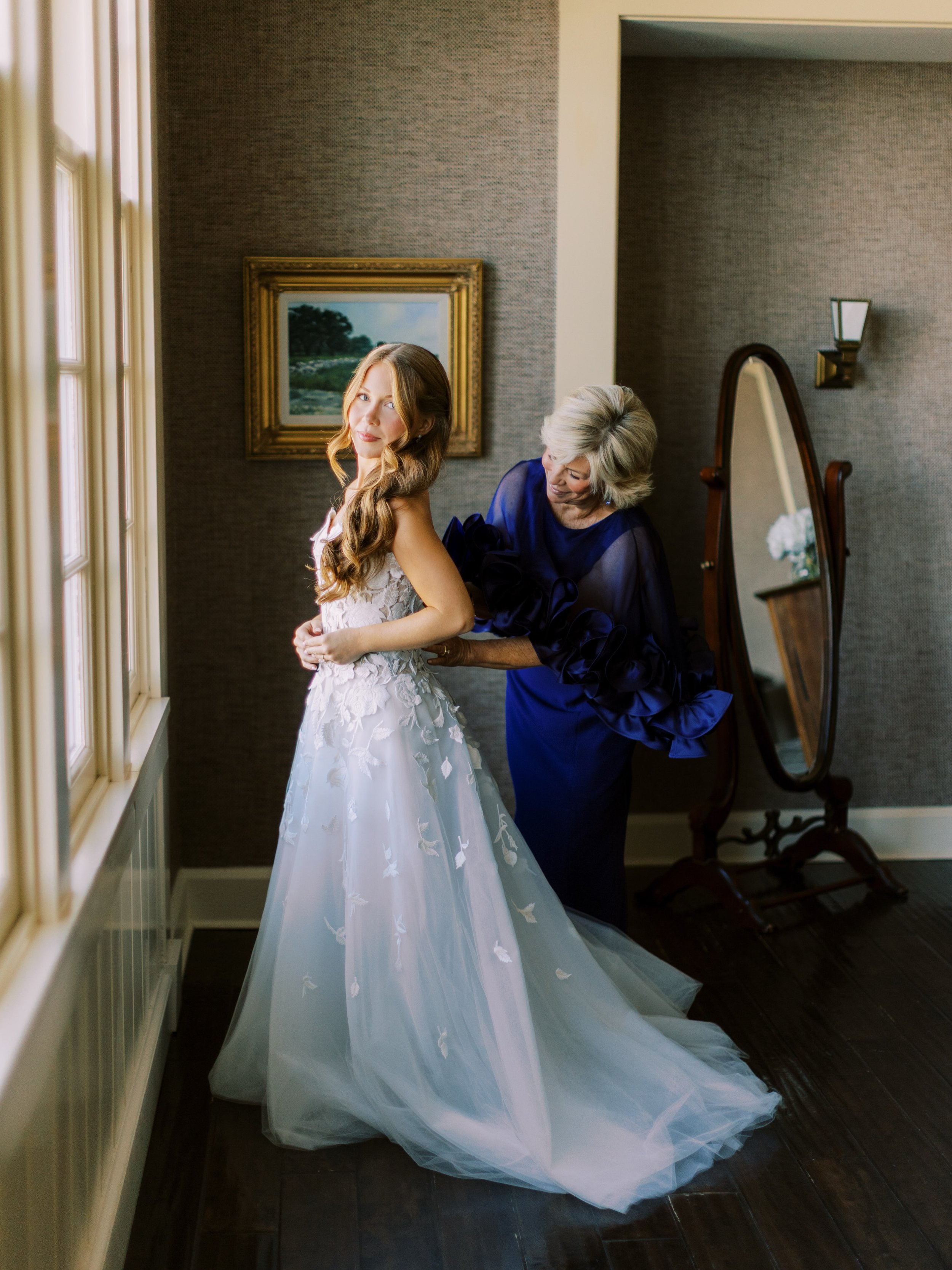 Peaceful&mdash;but full of excitement!&mdash;and surrounded by your nearest and dearest, the moments before the aisle are always meaningful and sweet. 

Bride:  @laurenloveless 
Production and design: @ingoodcompany_events_ 
Photography: @perryvaile 