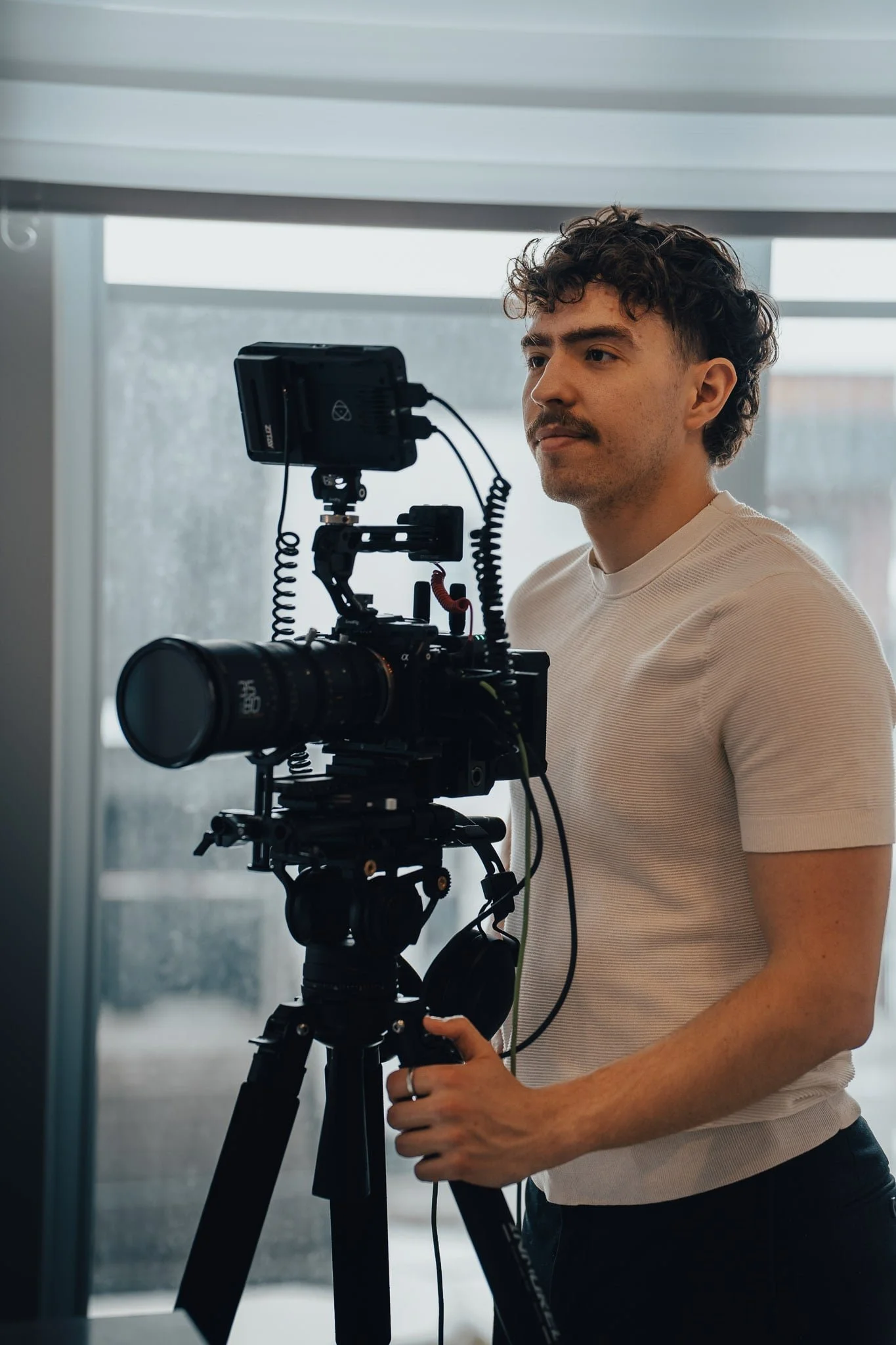 Un vidéaste de H2 Productions en plein tournage