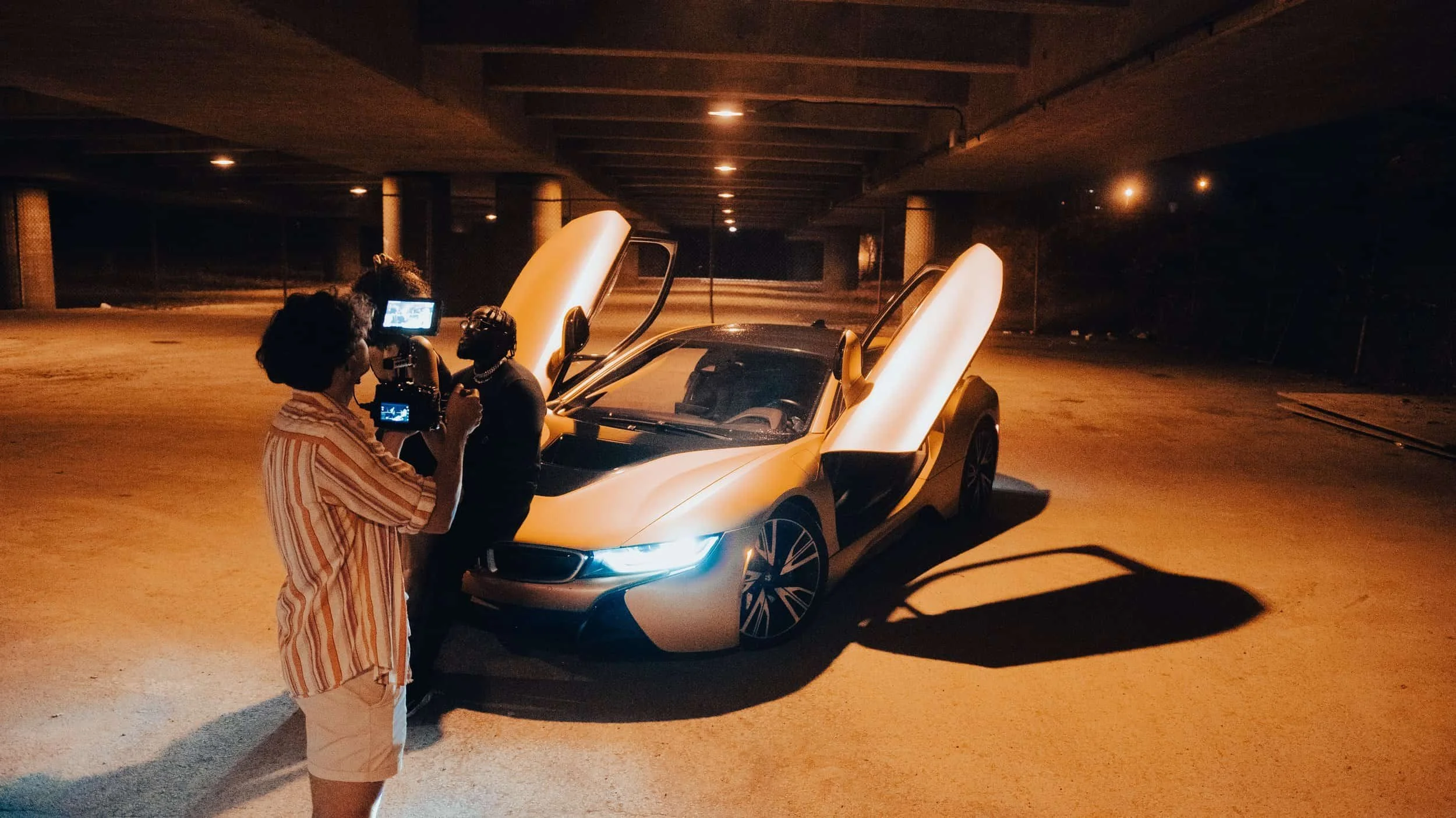 Vidéaste de H2 Productions filmant un vidéoclip dans le Centre-ville de Montréal