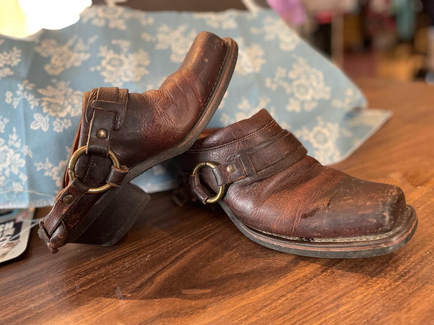 Frye boots (originally $200) now on sale for $10! Come on down beautiful people ✨

Tonight is pizza night! Now serving outside in the gorgeous sunshine with a live band!