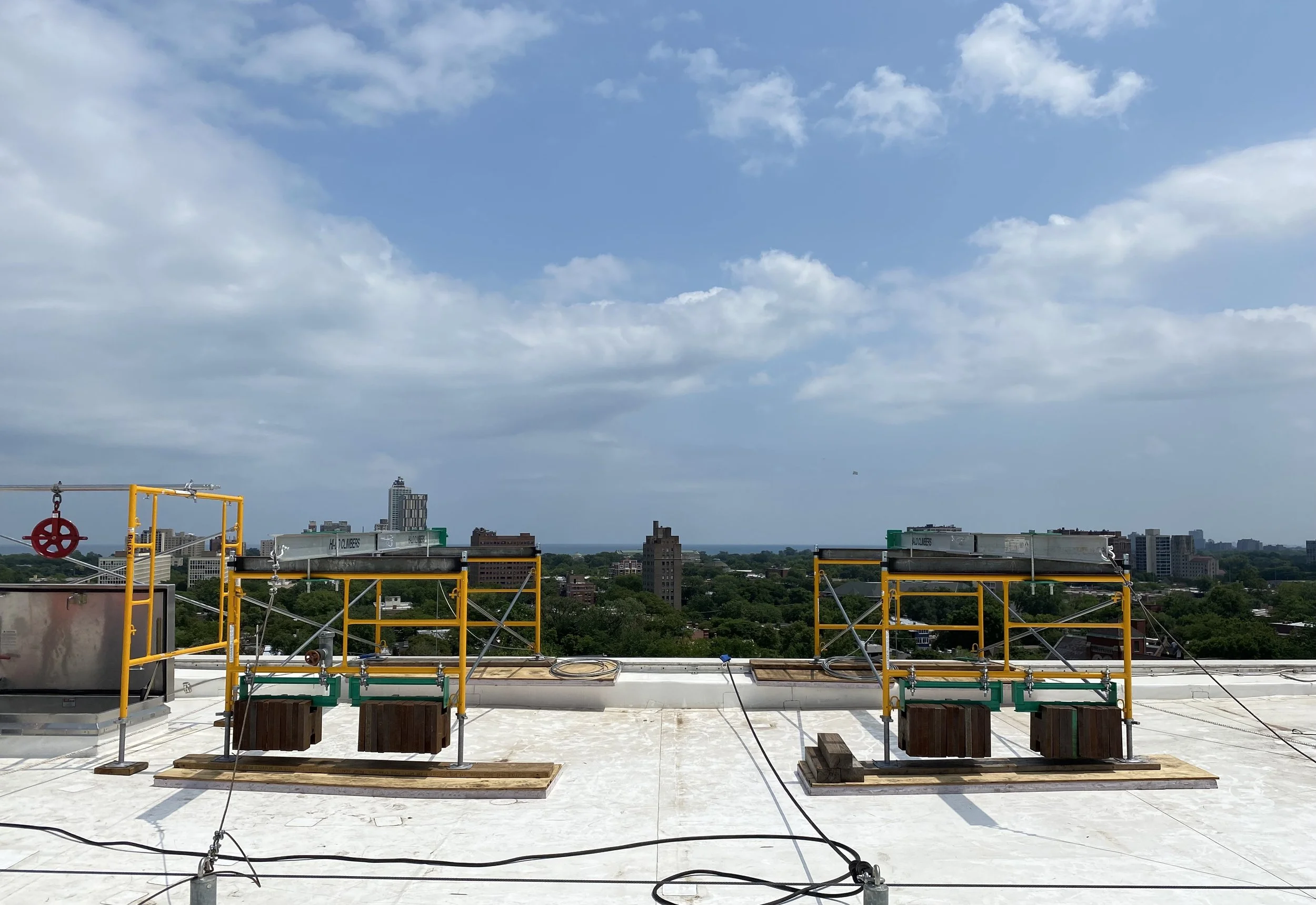 Roof rigging for University of Chicago. - Black Cat Scaffold