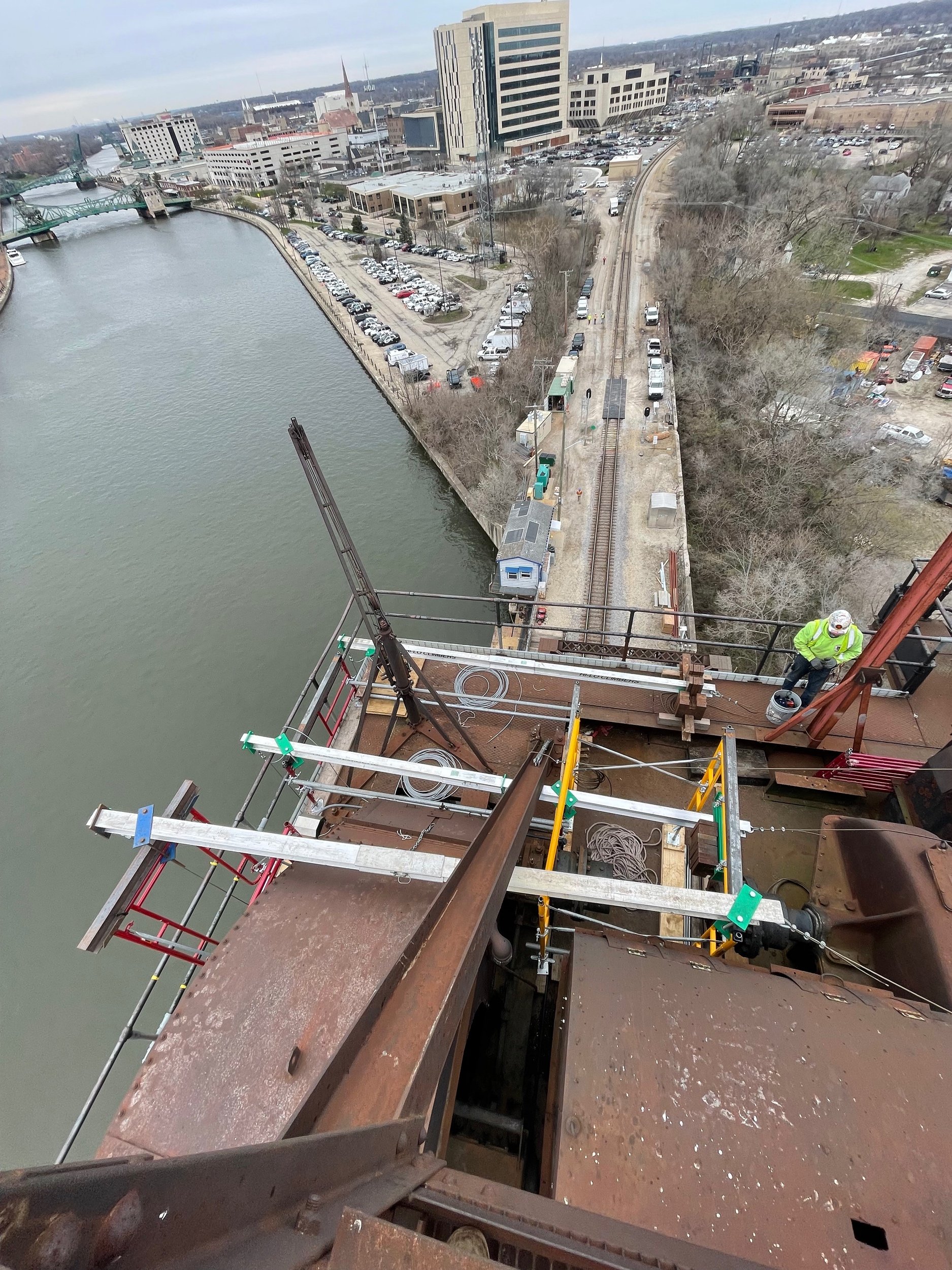 Roof rigging for a 10' Swing Stage and Suspended Basket for a train bridge tower over the Des Plaines River. - Black Cat Scaffold