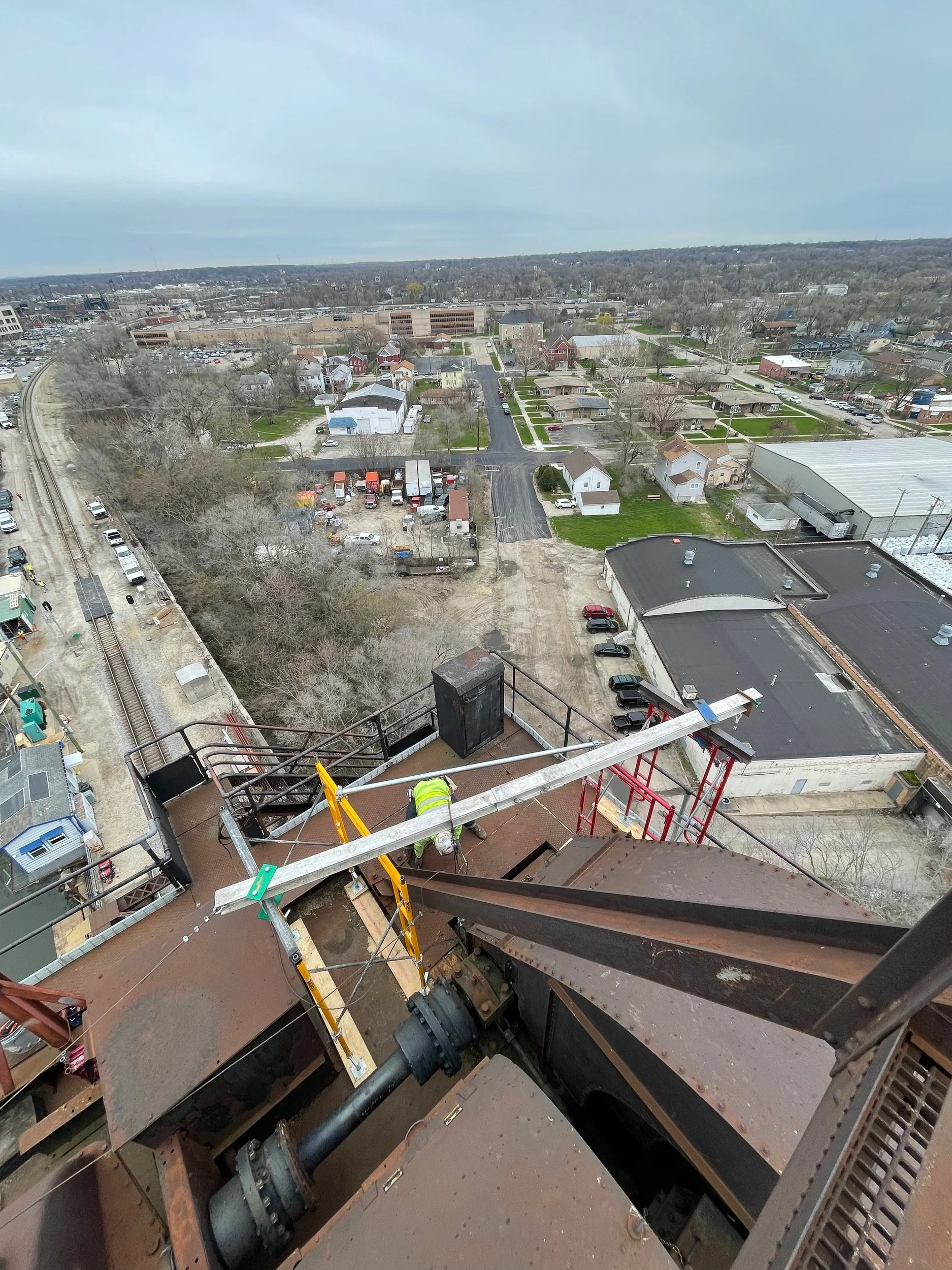 Roof rigging for a suspended basket for train bridge tower over the Des Plaines River. - Black Cat Scaffold