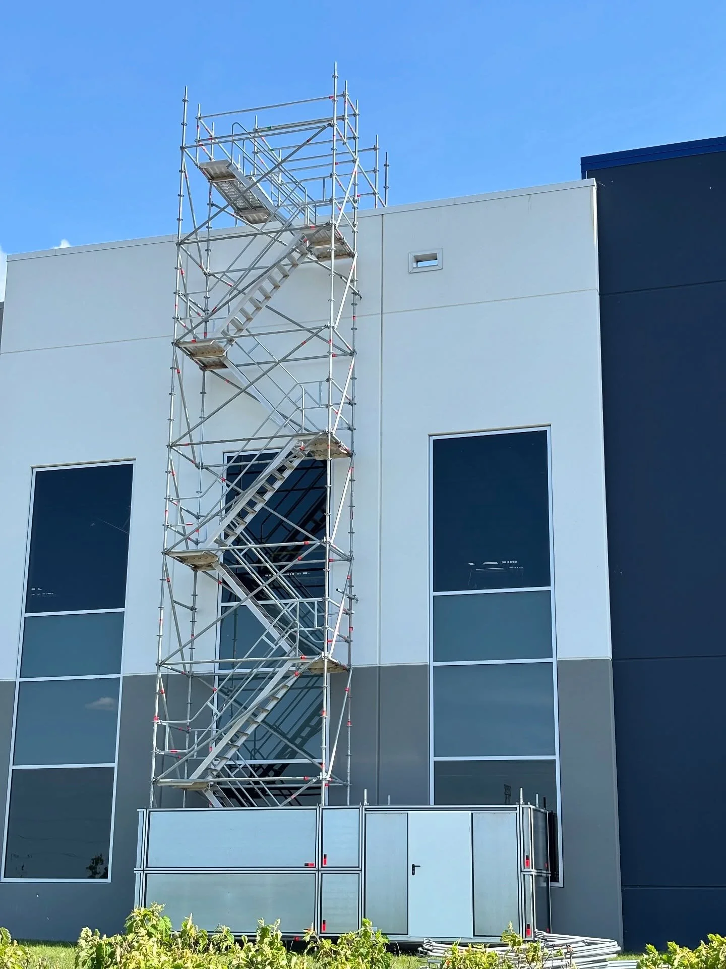 ~48’ Layher Stair Tower with base enclosure, security door, and a roof landing over a 6’ parapet wall.
@layherna 
If you need a stair tower or security enclosure for your project—Look No Further. 
 
βοΈ • Call Black Cat Scaffo