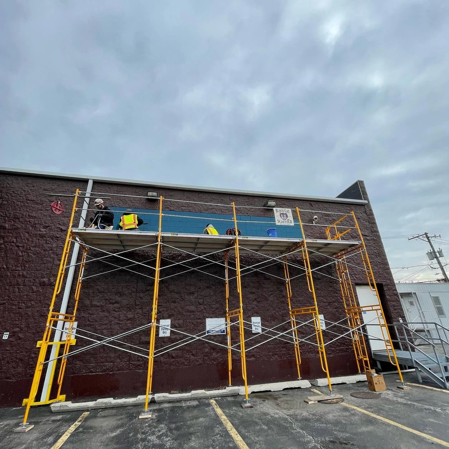 Frame scaffold for sign painters at Allen Brothers near the Chicago Union Stockyards. - Black Cat Scaffold