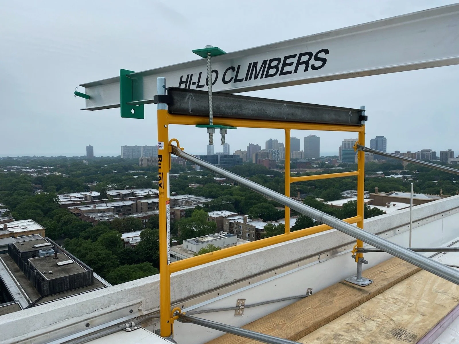 Roof rigging for University of Chicago. - Black Cat Scaffold
