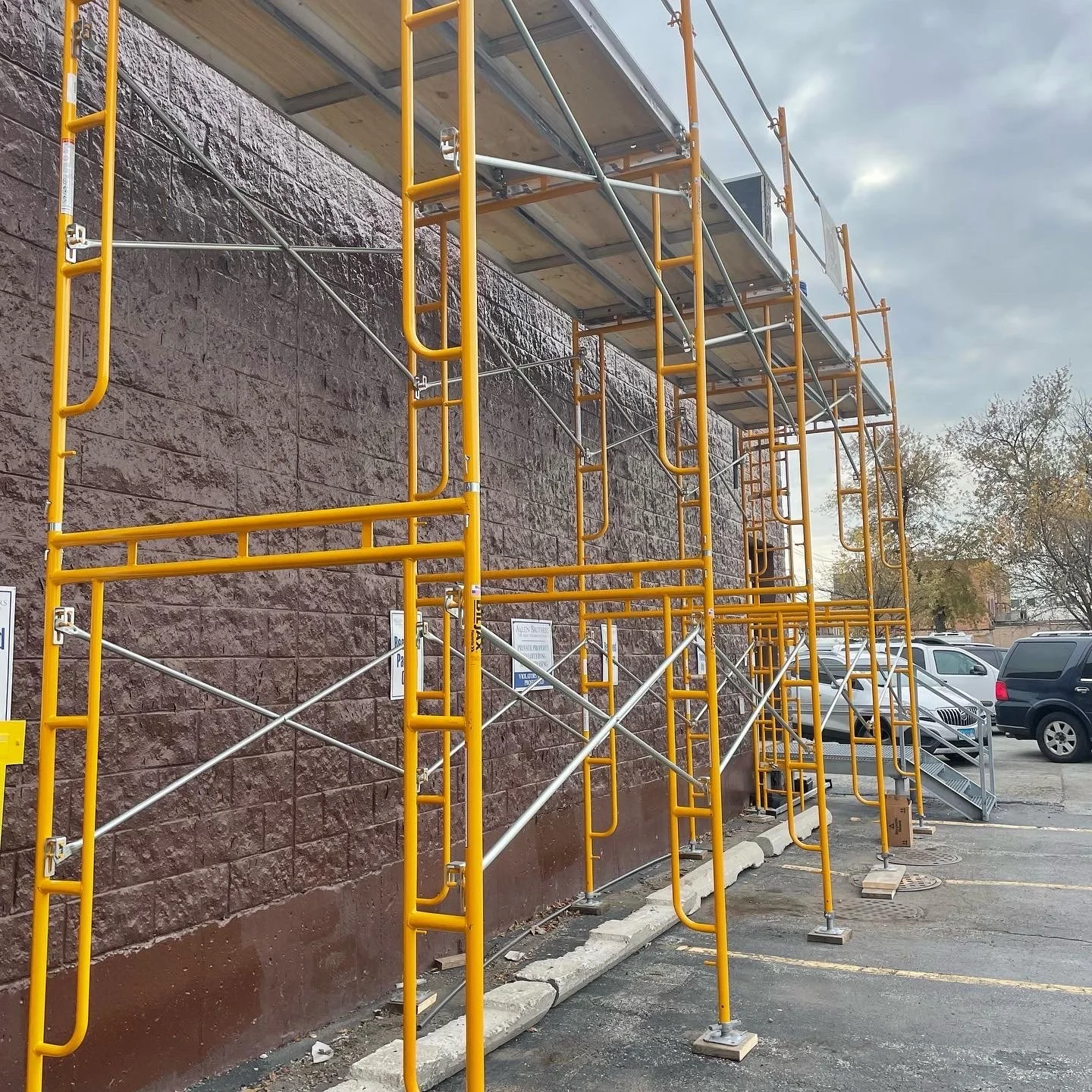 Frame scaffold for sign painters at Allen Brothers near the Chicago Union Stockyards. - Black Cat Scaffold