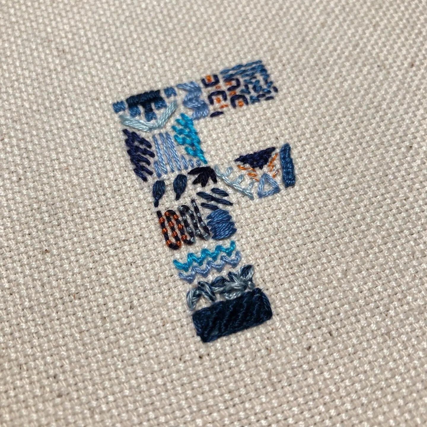 Hay algunos cumplea&ntilde;os que se merecen su propia F #bordar #embroidery #slowstitching