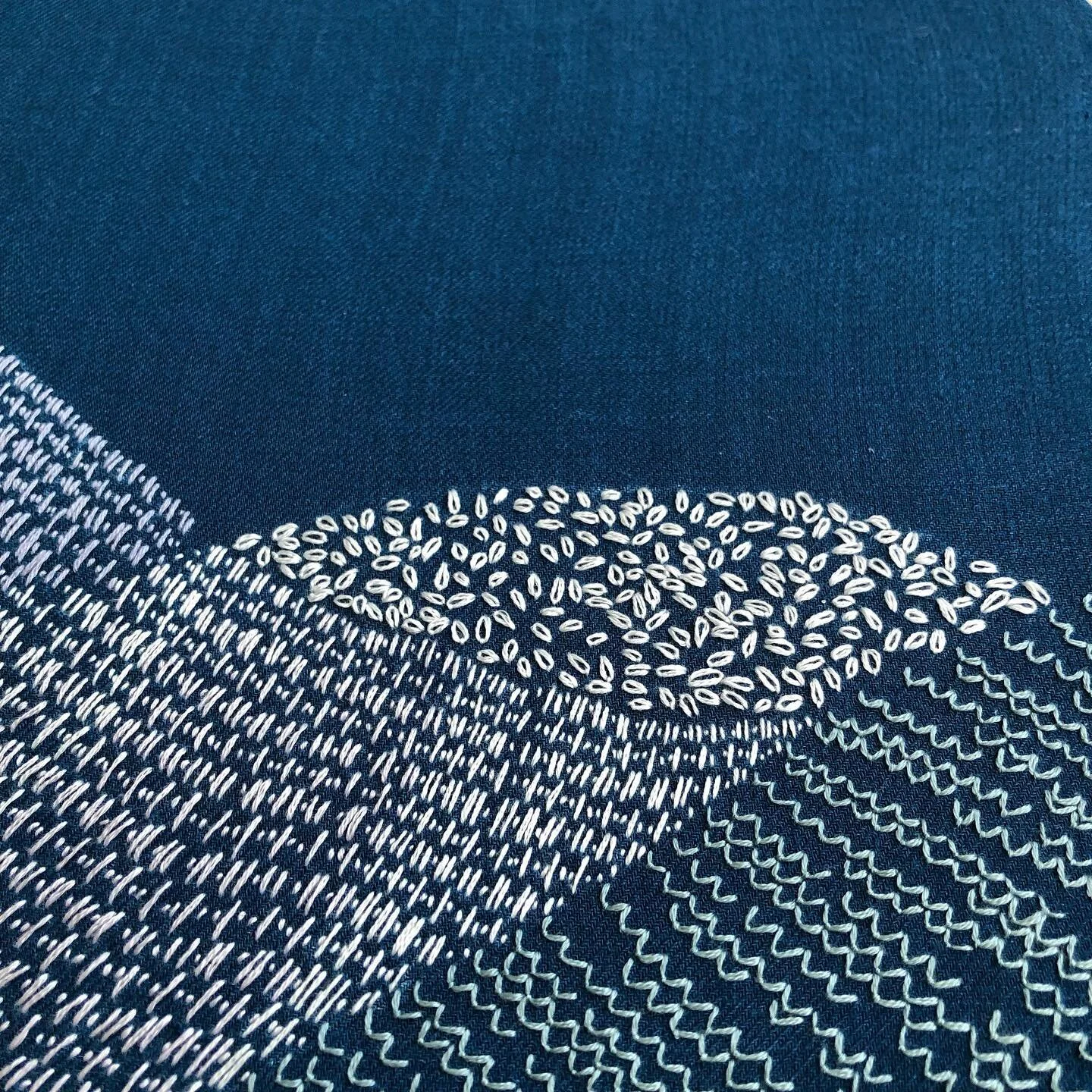 Laderas de puntadas #workinprogress #slowstitching #embroidery #bordar