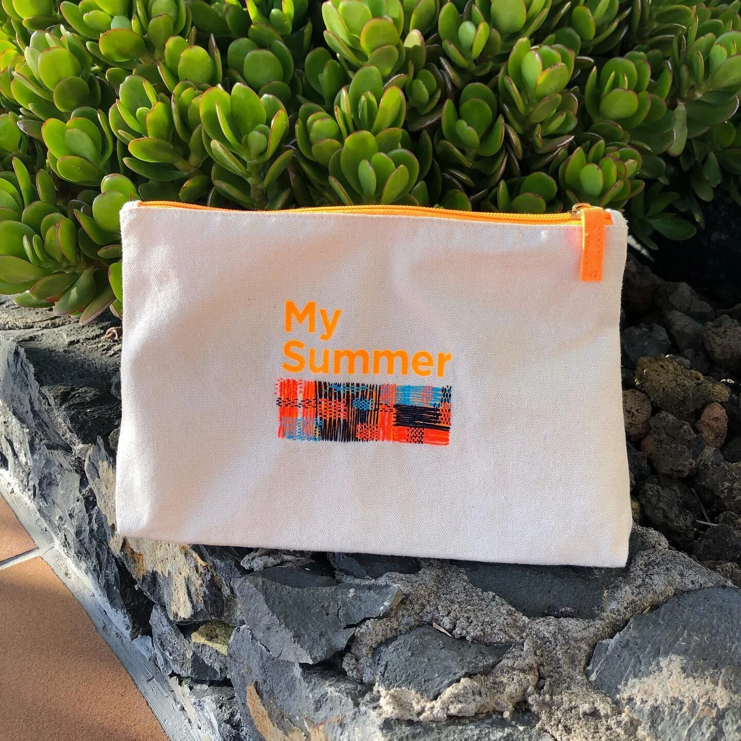 Hace unos d&iacute;as me regalaron este neceser al comprar crema de protecci&oacute;n solar, y donde antes hab&iacute;a una marca ahora hay dos bordados. Los hilos que he utilizado son todos de mi bote de hilos sobrantes. Doble  reciclaje. Y ahora mi