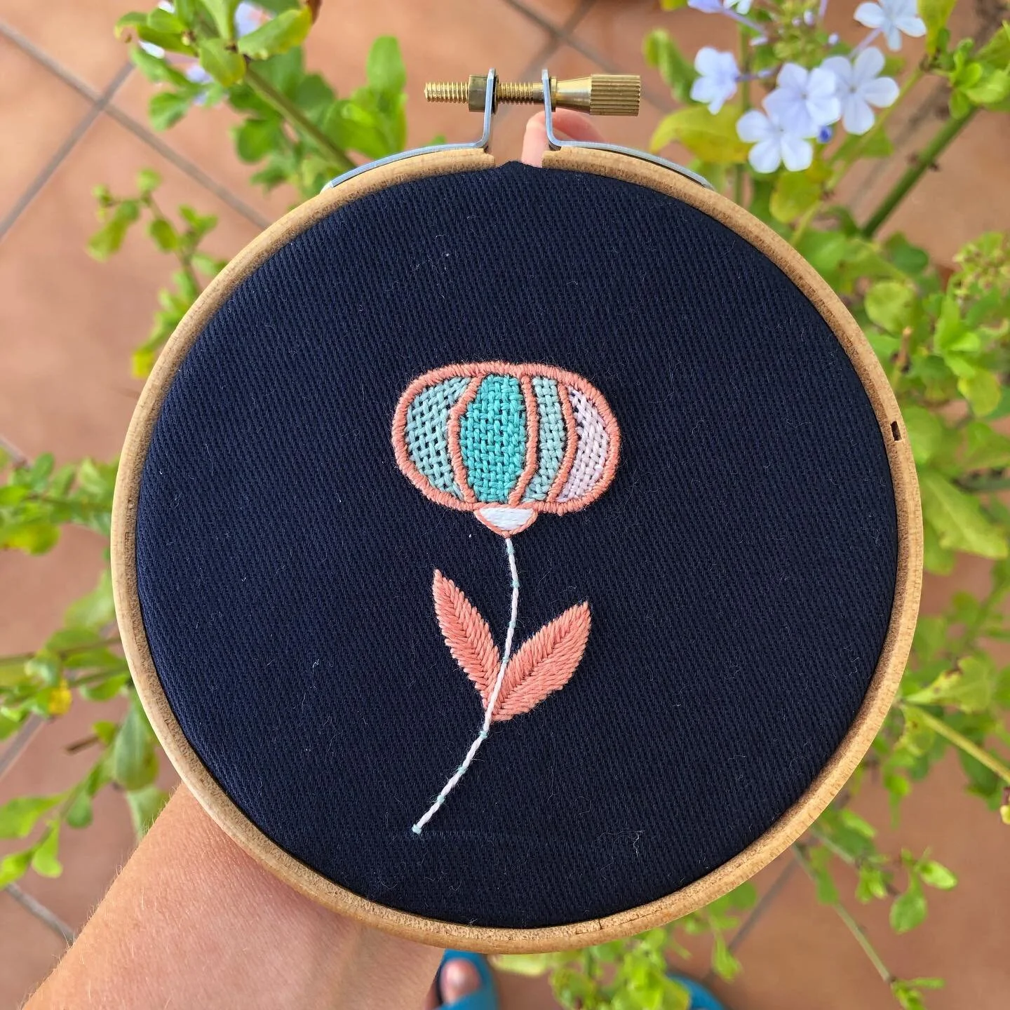 Ahora que estoy de vuelta a casa tendr&eacute; que buscar maceta para esta flor lagunera.

#florbordada #bordaramano #handembroidery #flowerembroidered