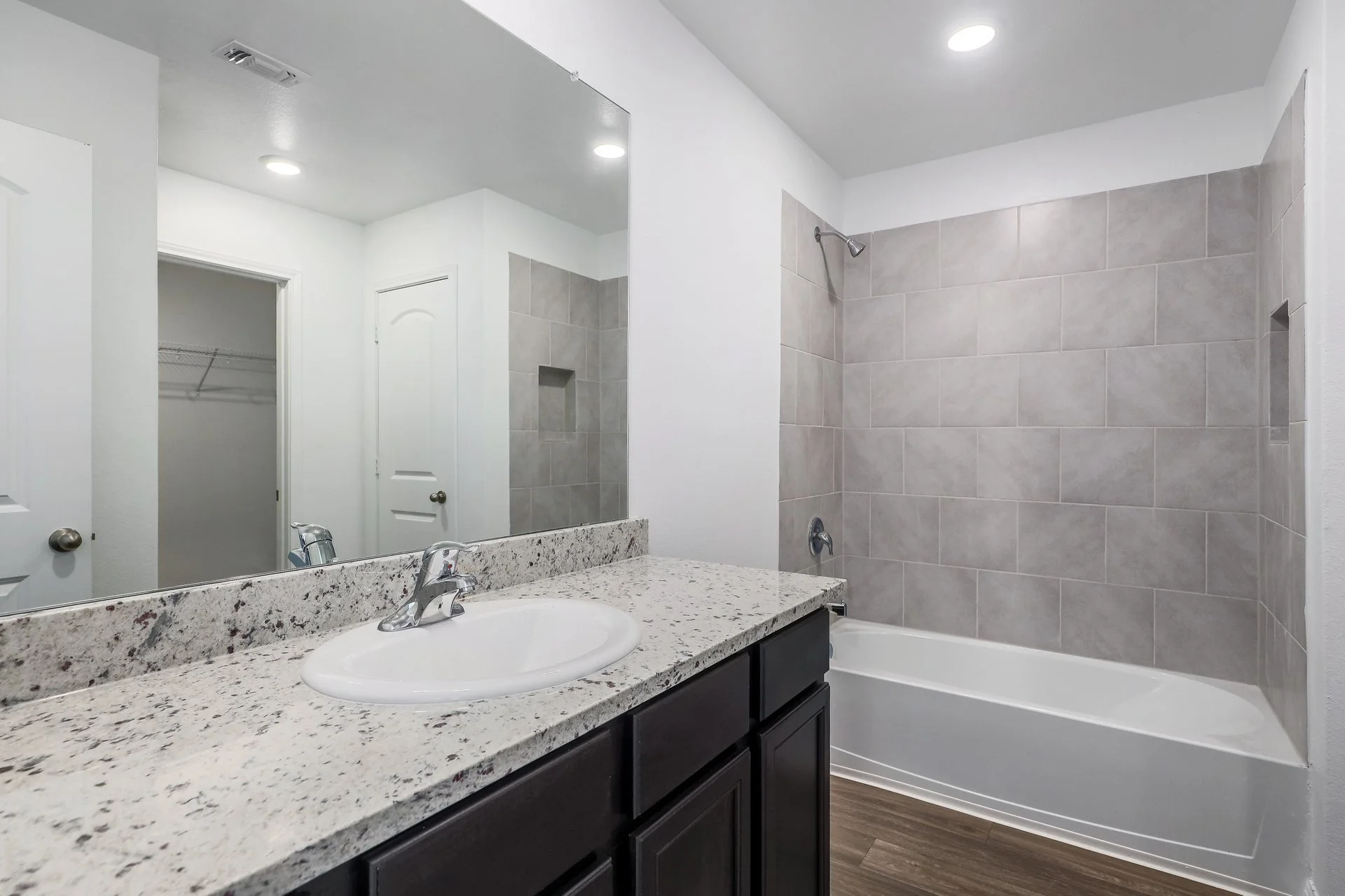 137 Maywood Ln 016.jpg-SMALL.JPG