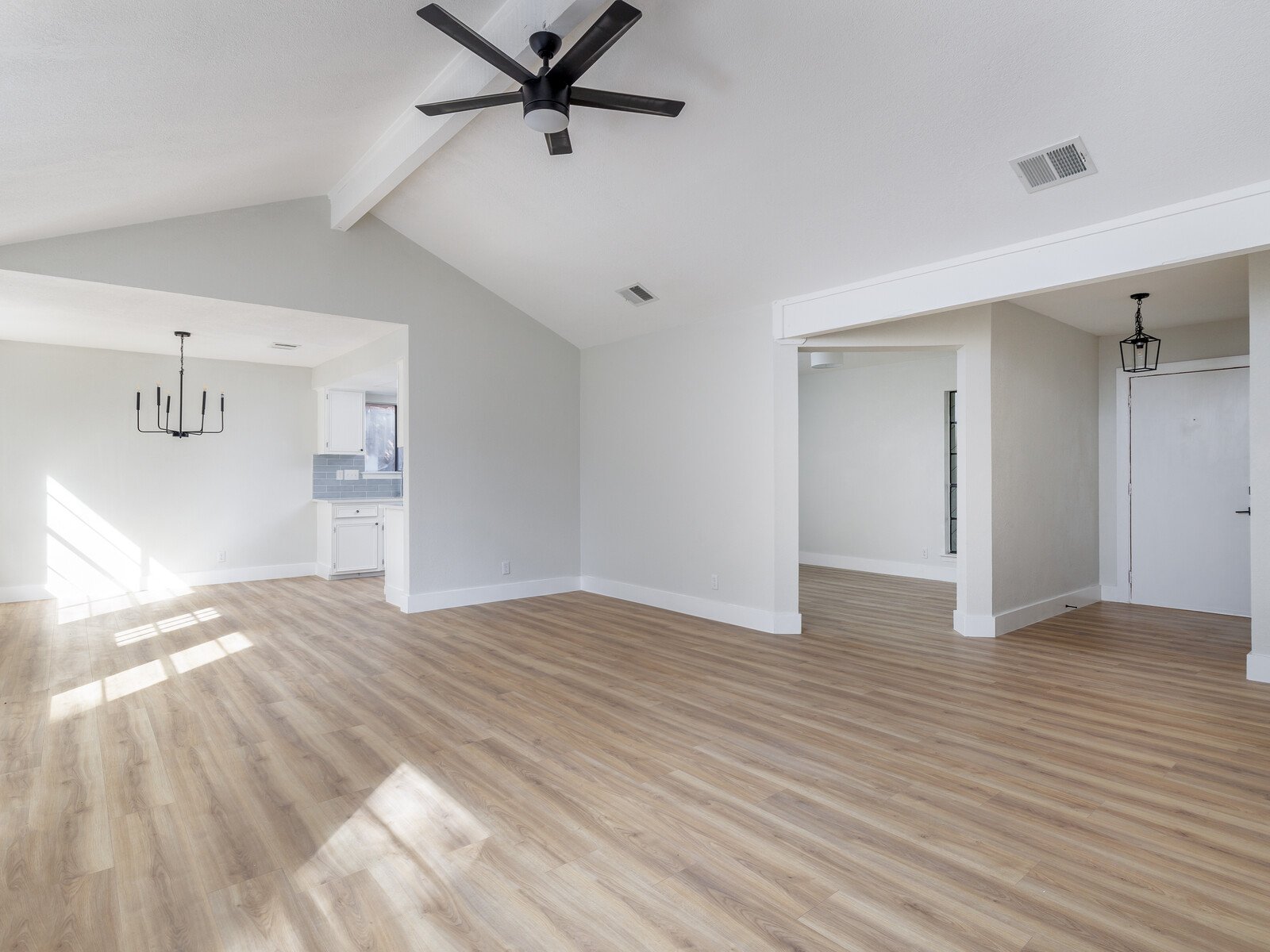 05_20220926_Diego_Cuellar__10901_Tall_Oak_Trail_Austin_78750_5_of_31_mls.jpg