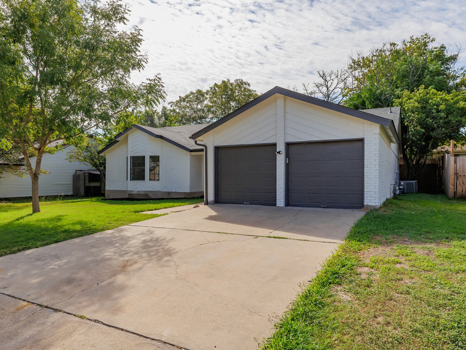 02_20220926_Diego_Cuellar__10901_Tall_Oak_Trail_Austin_78750_2_of_31_mls.jpg