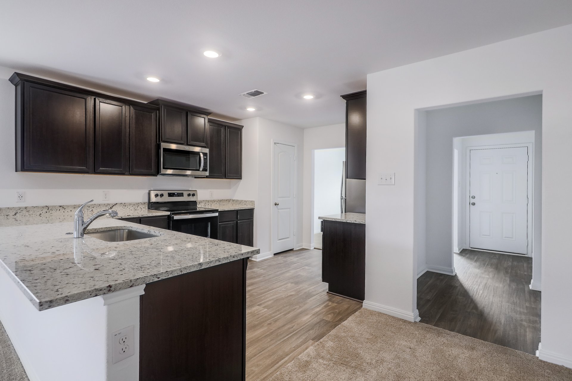 137 Maywood Ln 008.jpg-SMALL.JPG