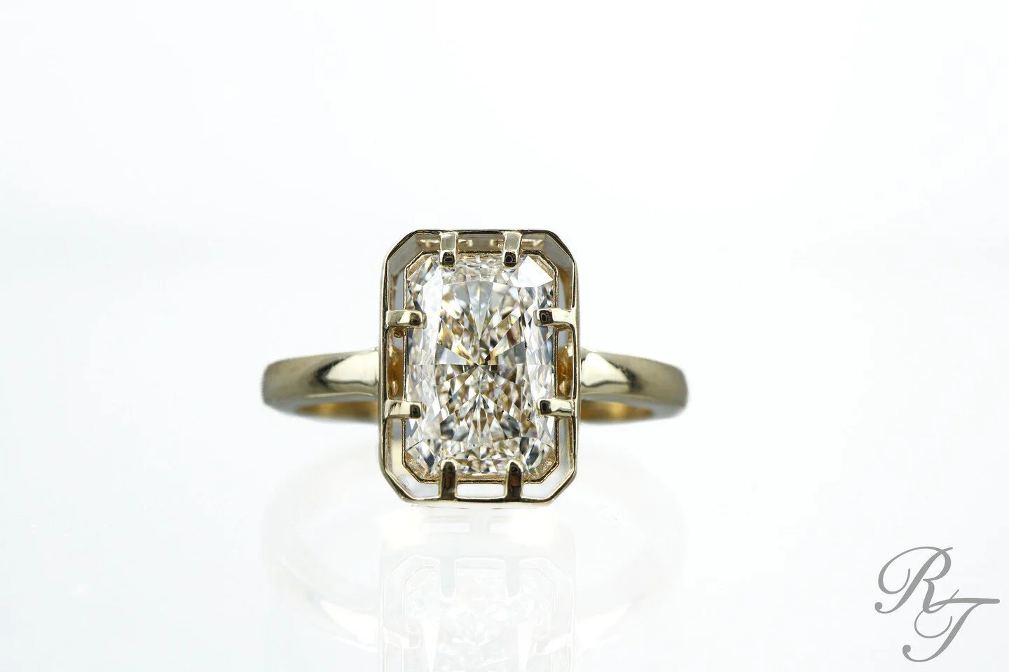 Showcasing one of the most stunning and unique engagement rings we have done recently✨

This radiant diamond ring with a negative space bezel is such an eye-catching piece!

#radiantdiamond #yellowgold #knoxvillejeweler #customjewelery #engagementrin