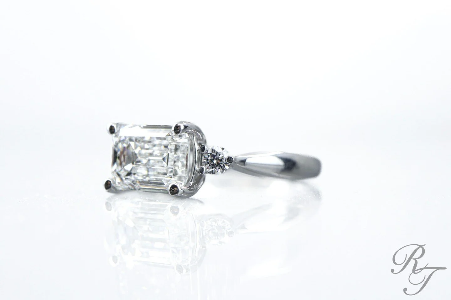 Back to the Bridal Features💍

An east-to-west set emerald cut diamond is so unique but in the most beautifully subtle way. This is a contemporary play on such a classic style of ring and we think it is amazing!

#emeraldcut #diamond #whitegold #enga