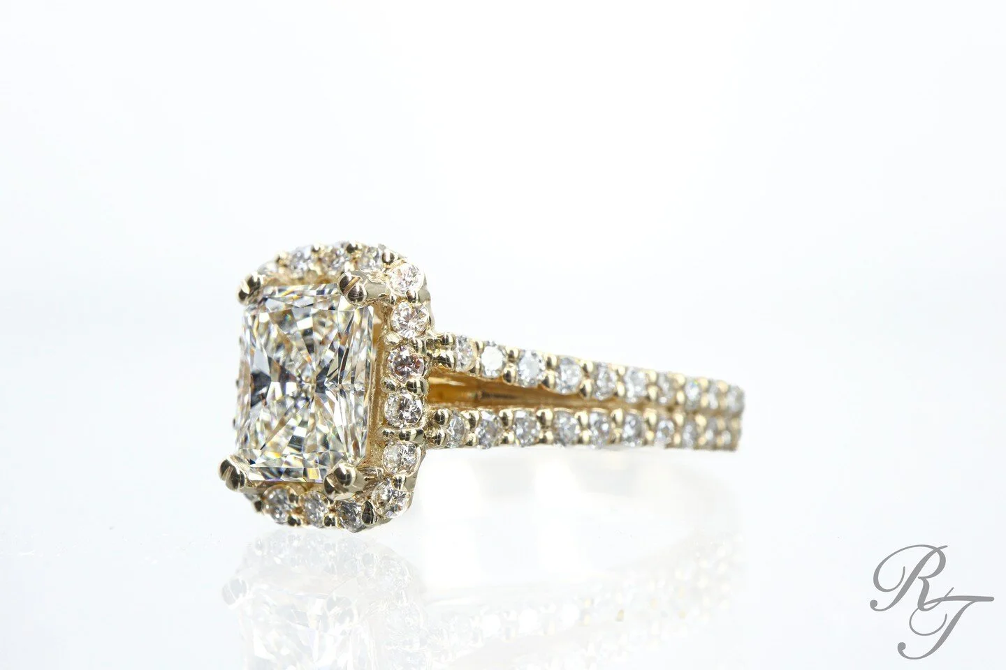 Need a last minute Mother's Day gift?

Stop on by, we've got you covered with something we're sure she'll love!🤍

#MothersDay #farragut #knoxvillejeweler #downtownknoxville #yellowgold #diamondring #radiantcutdiamond #customjewelry #shoplocal