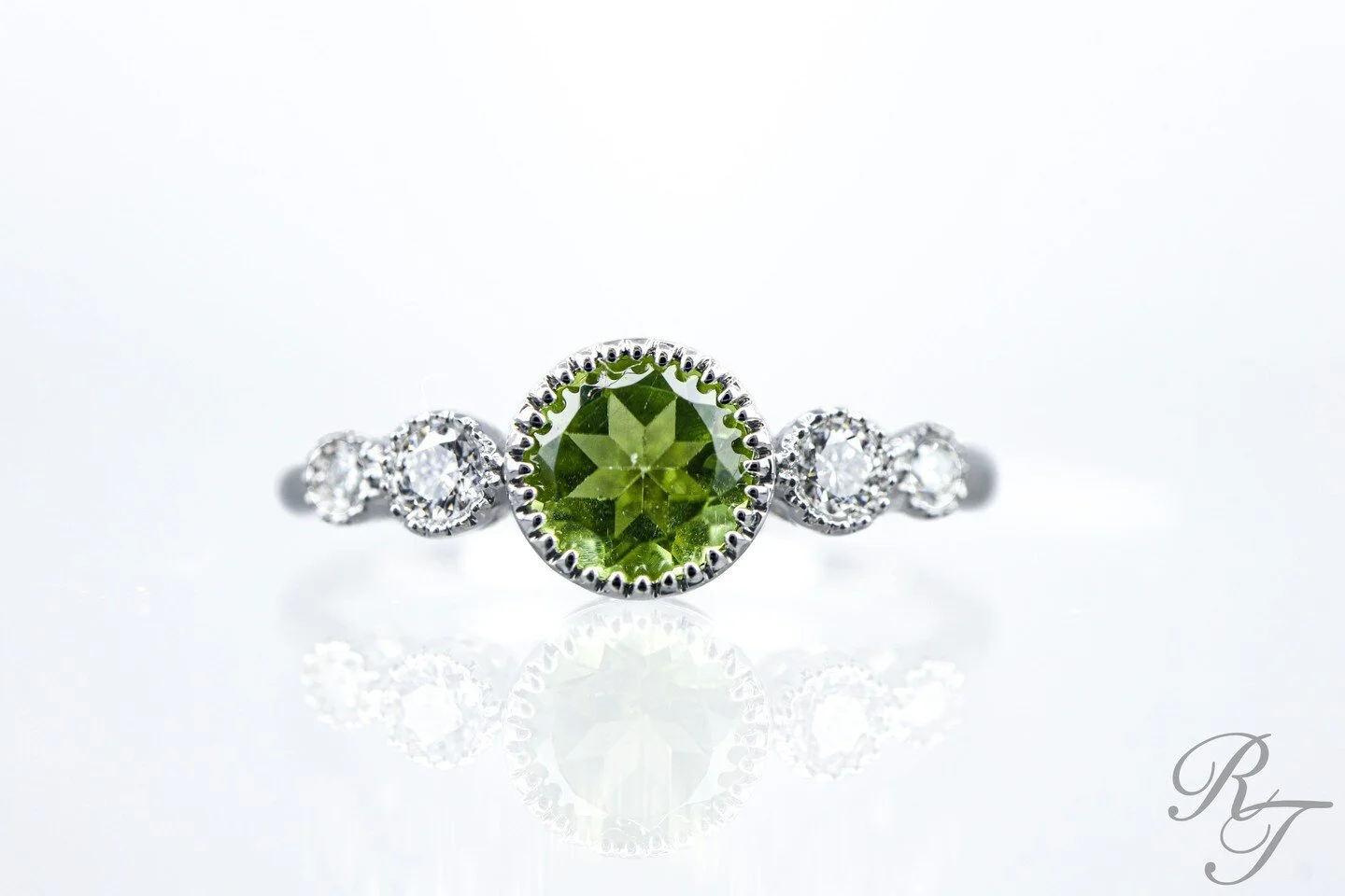 We've had a huge restock of simple and colorful bands that are ready to be shown off this summer💚

#peridot #summercolors #jewelrydesign #knoxvilletn #customjeweler #shoplocal #downtownknoxville #farragut #whitegold #roundbrilliant