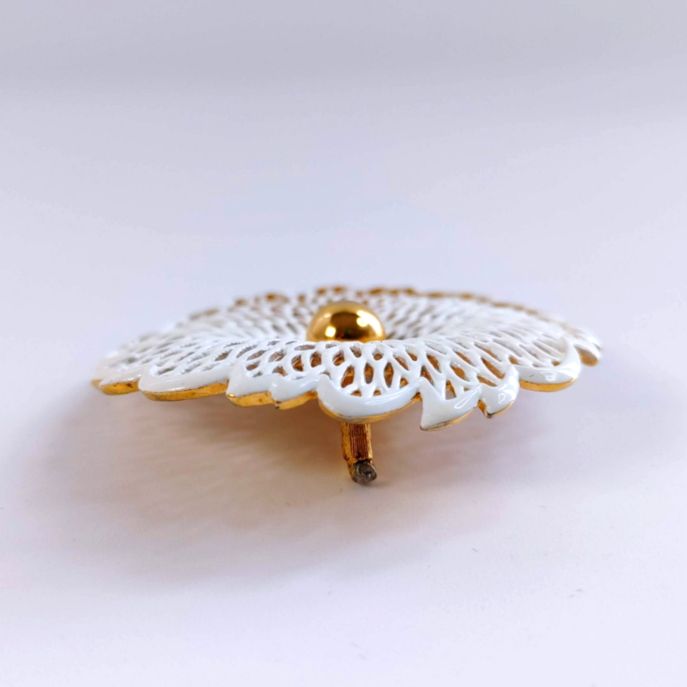 Broche Vintage Monet - Fleur Avec Tige En Métal Goldtone - Occasion (légers Rayures)
