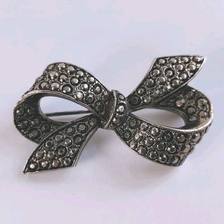 Vintage Silvertone Marcasite Ribbon Bow Brooch Pin Retro Art Deco Style