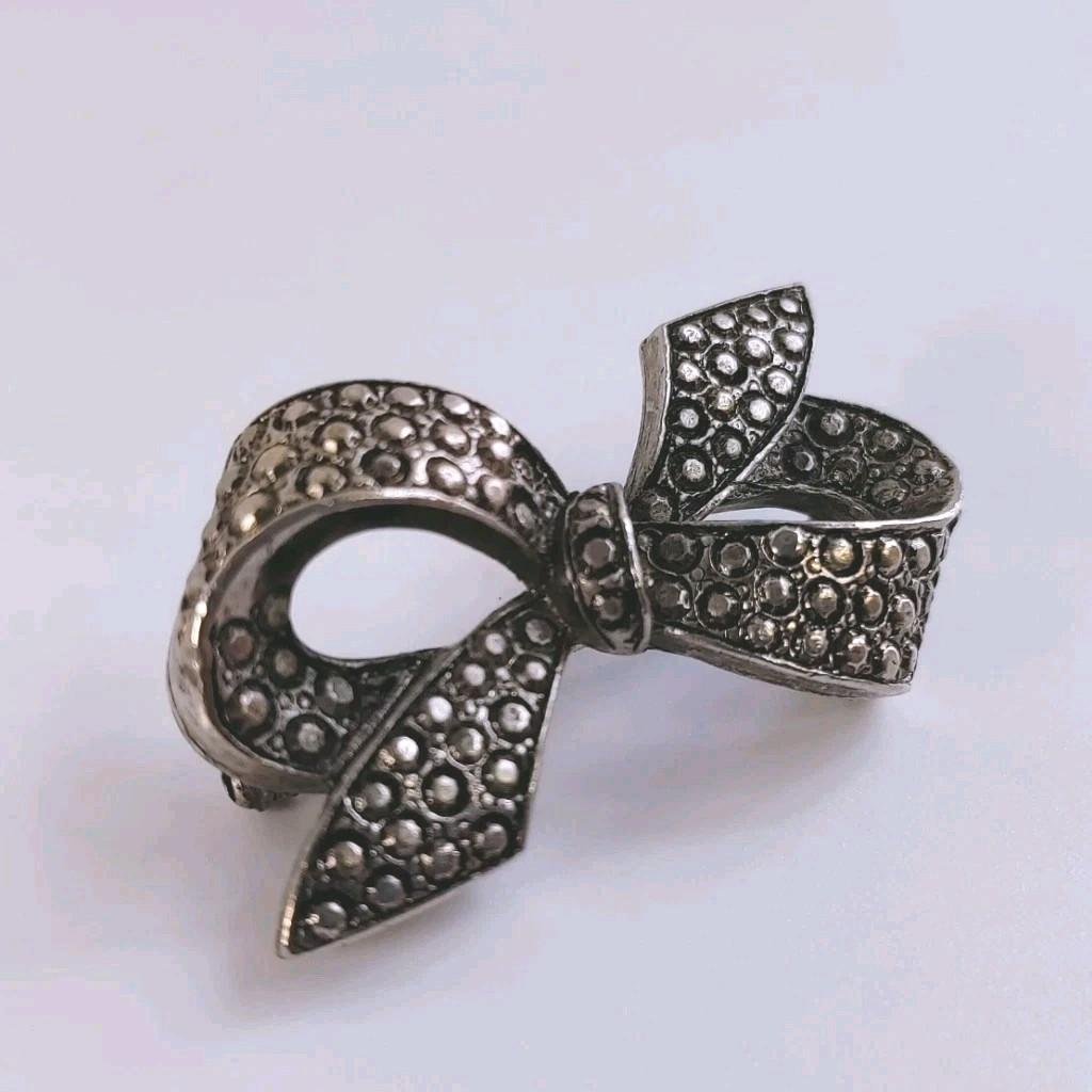 Vintage Silvertone Marcasite Ribbon Bow Brooch Pin Retro Art Deco Style