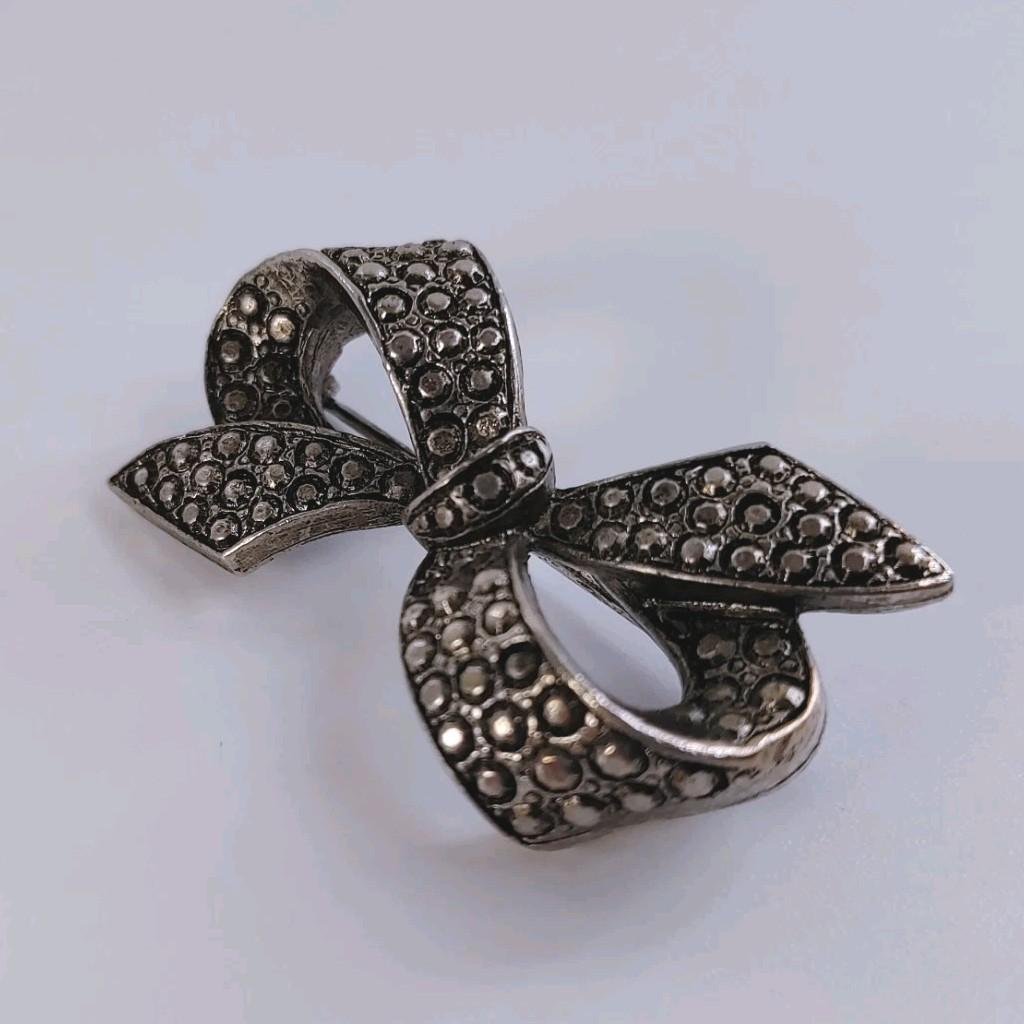 Vintage Silvertone Marcasite Ribbon Bow Brooch Pin Retro Art Deco Style