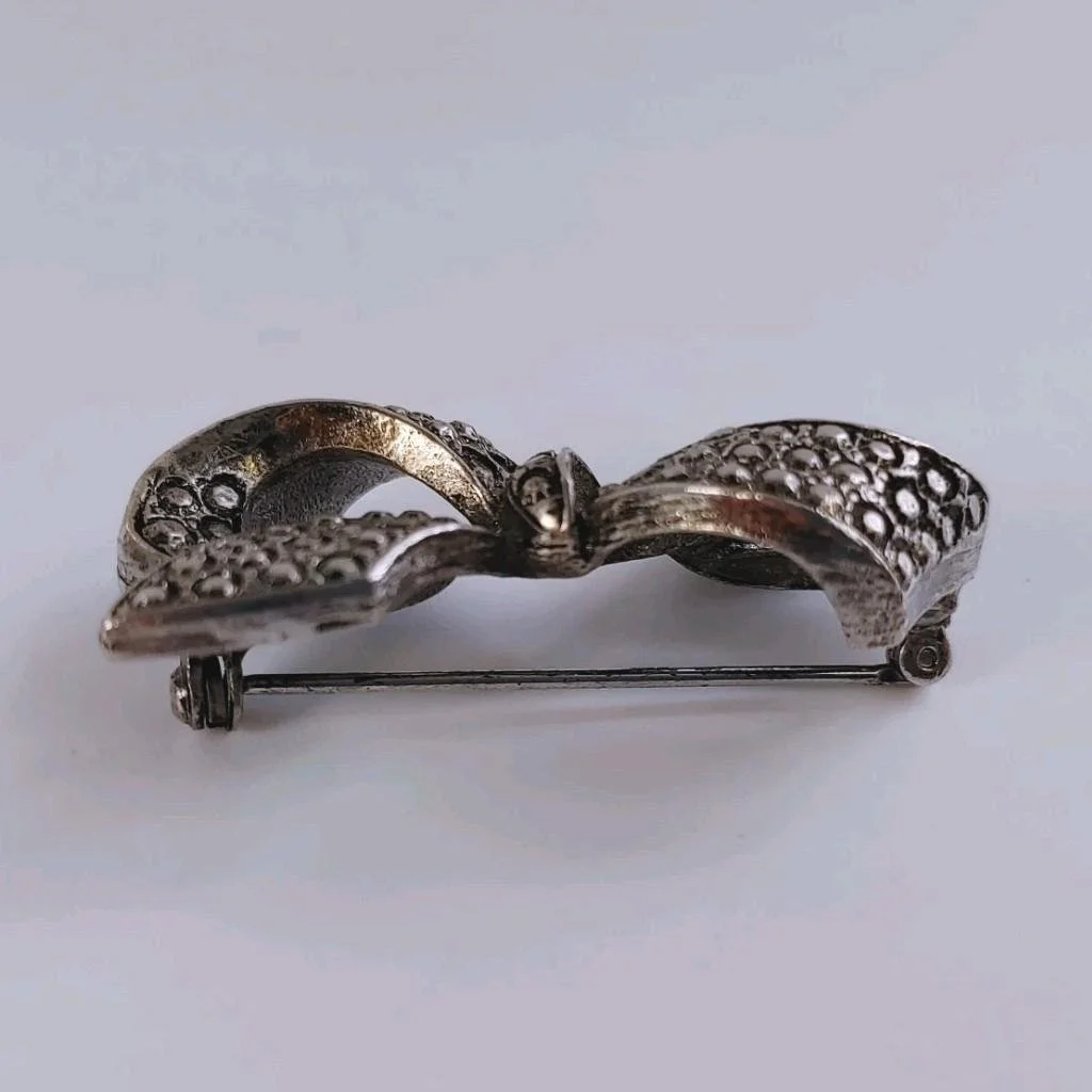 Vintage Silvertone Marcasite Ribbon Bow Brooch Pin Retro Art Deco Style