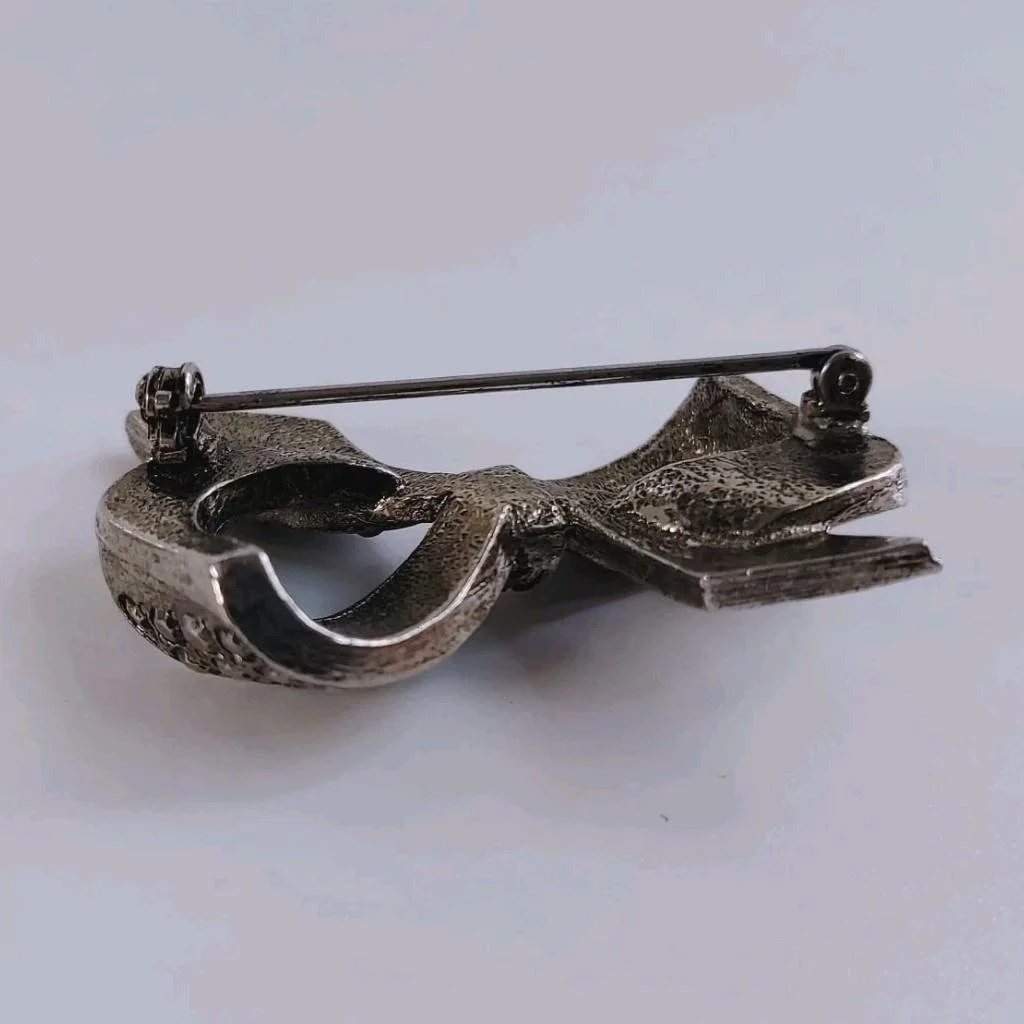 Vintage Silvertone Marcasite Ribbon Bow Brooch Pin Retro Art Deco Style