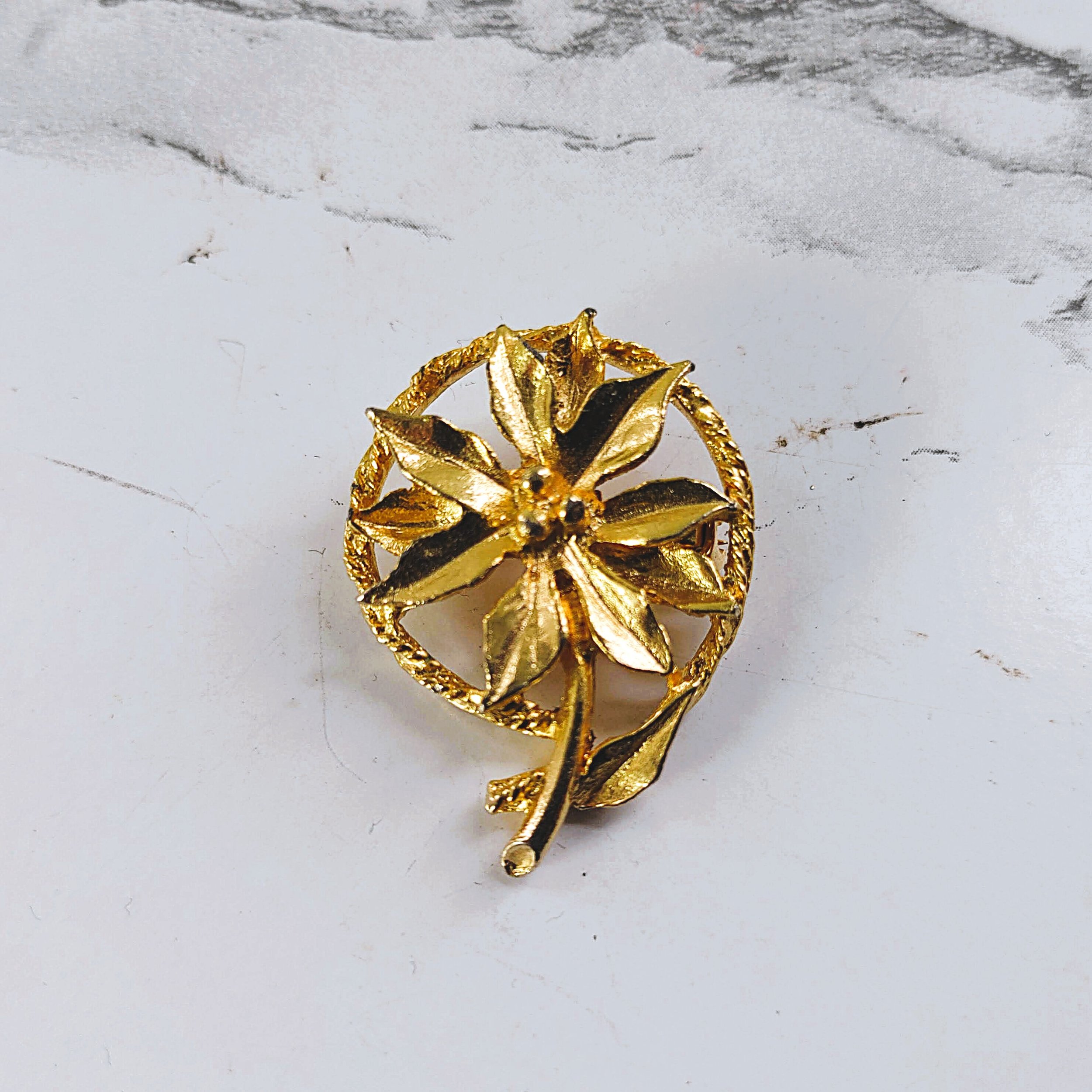 Vintage Elegance: Gold-Tone Flower Brooch (1980s)