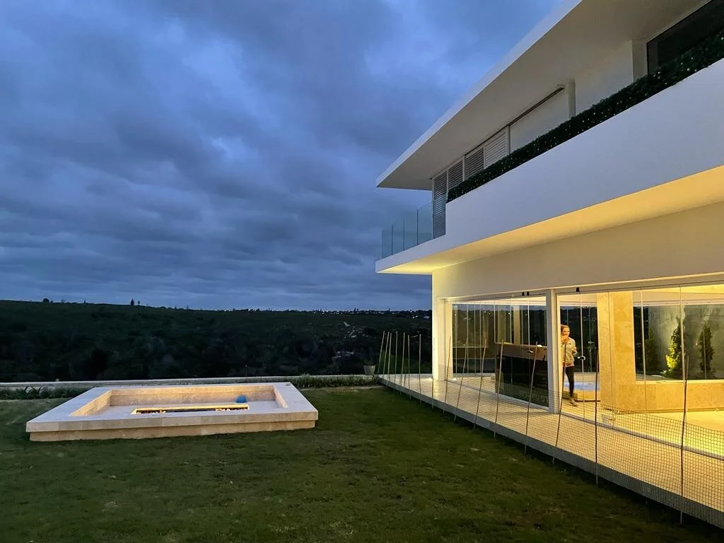 Some site progress photos from House Scribante. It's incredible to see how a site comes together through all the different phases of the project😍. We will be posting some before and after photos soon and do a complete site round-up of this project o